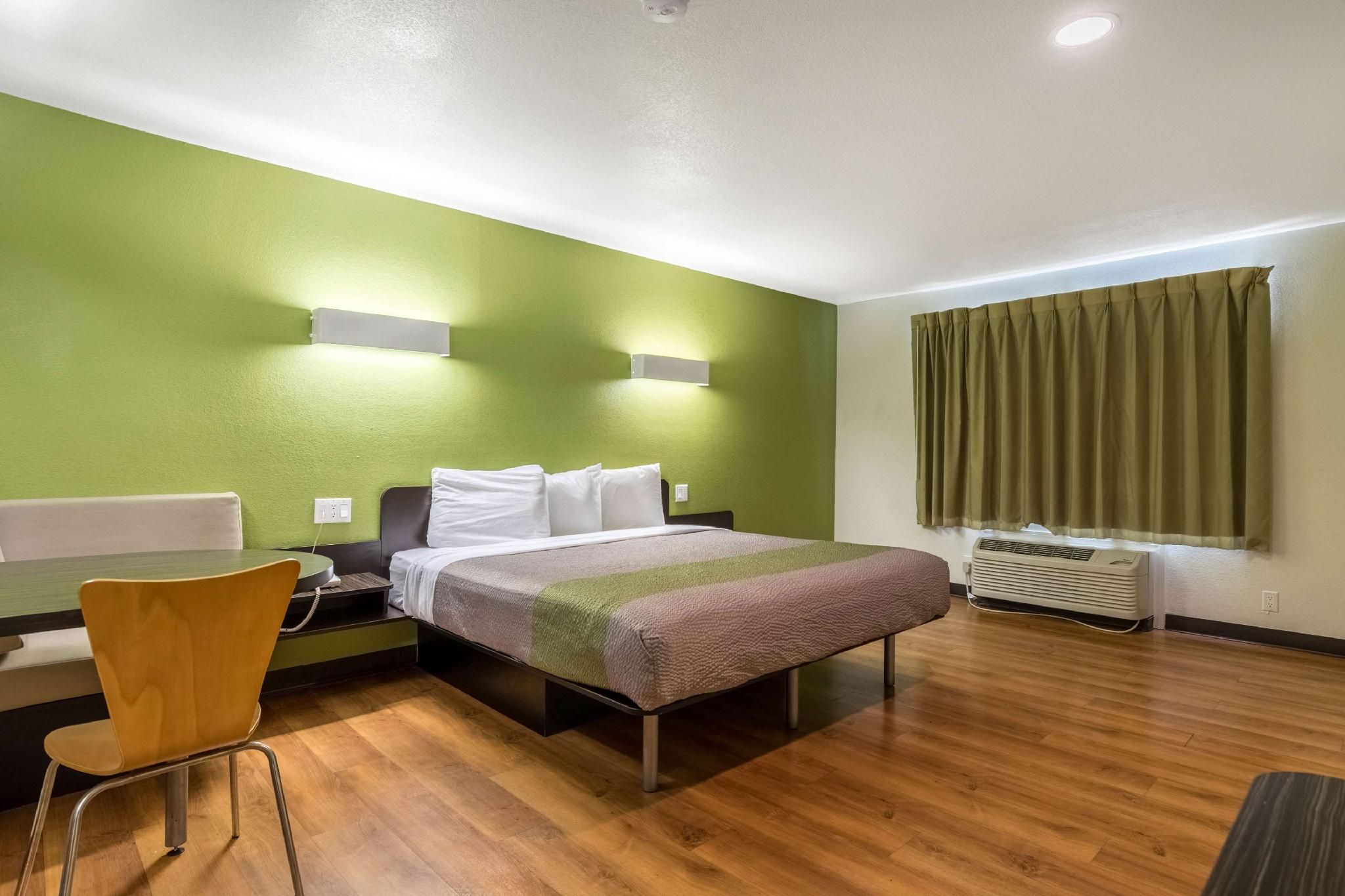 1 King Bed | Non-Smoking