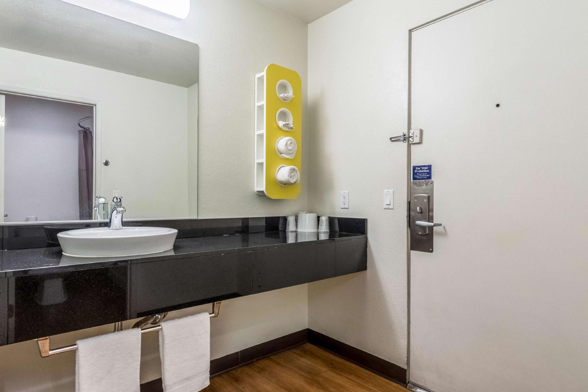 1 King Bed | Non-Smoking