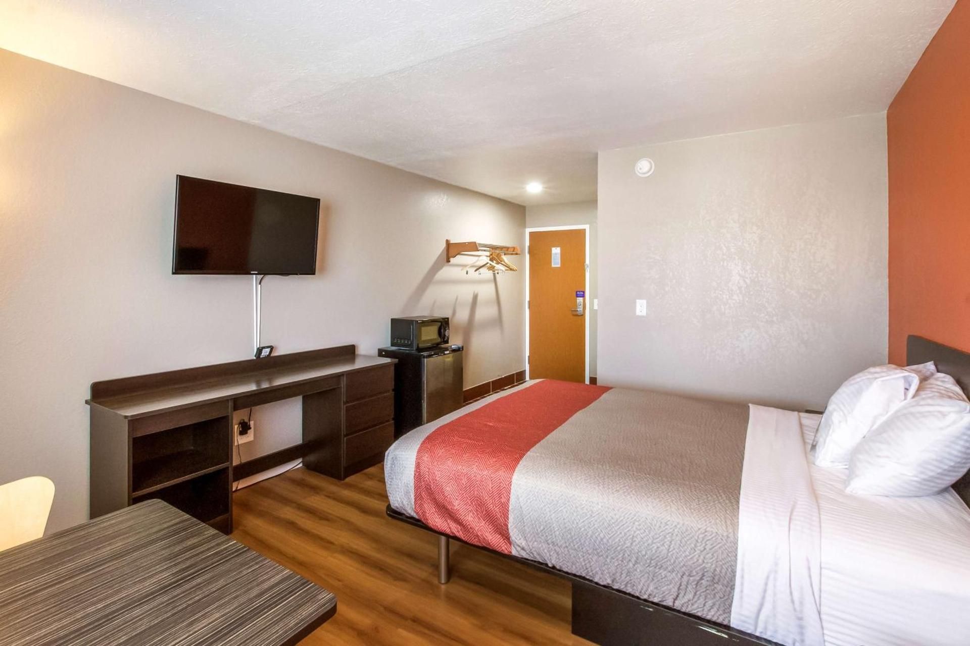 Motel 6 Rossford, OH Queen Room - Disability Access - Non-Smoking 2