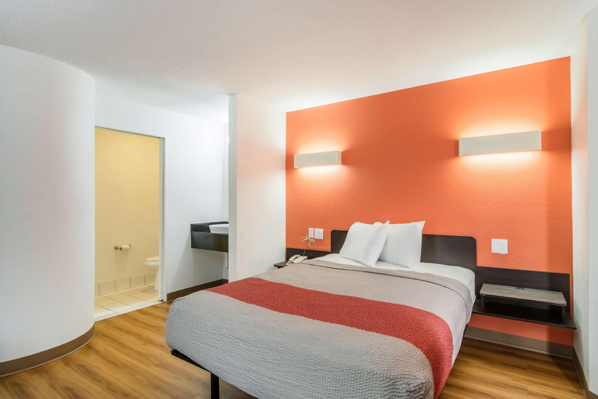 1 QUEEN BED | NON-SMOKING