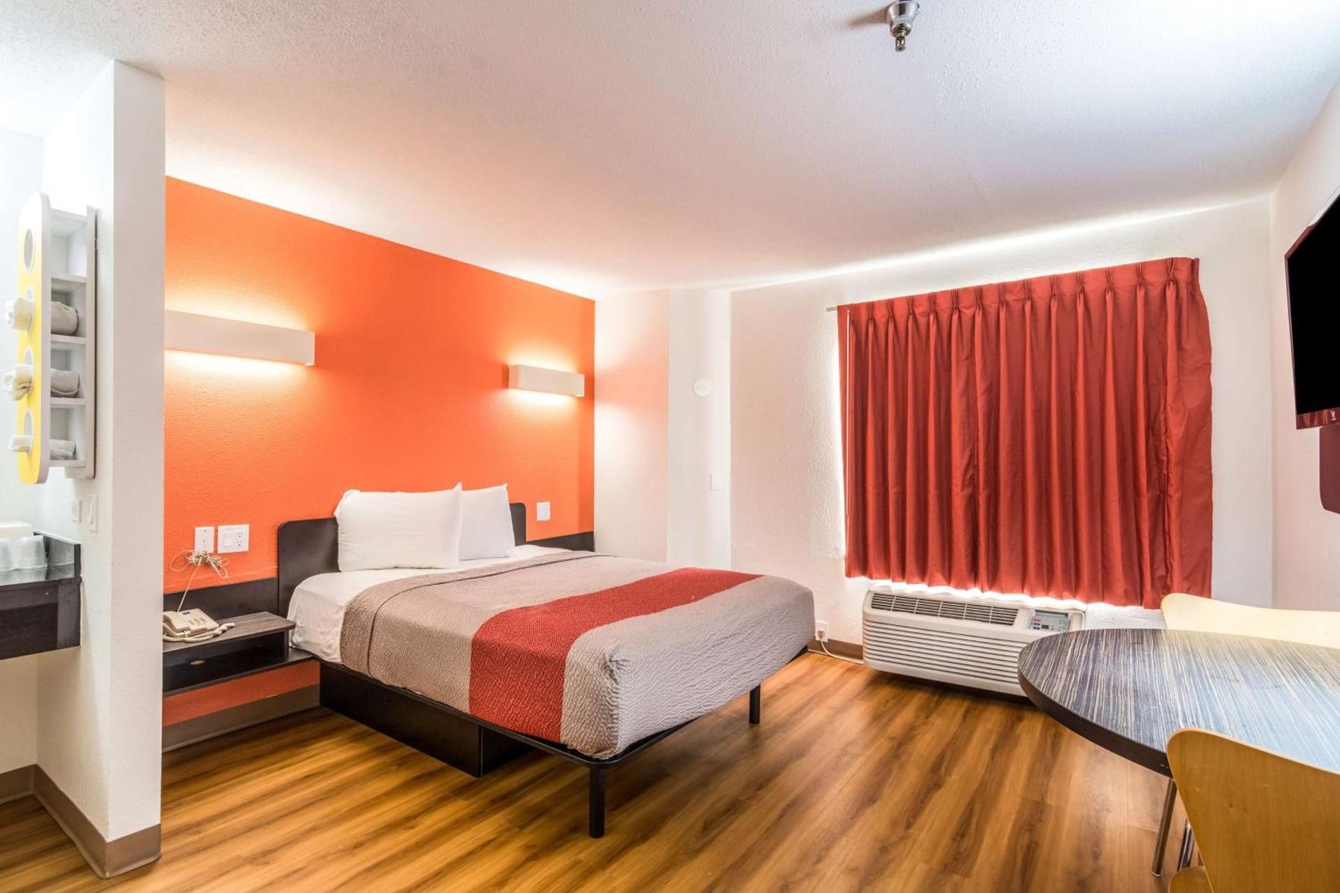 Queen Room - Disability Access - Non-Smoking
