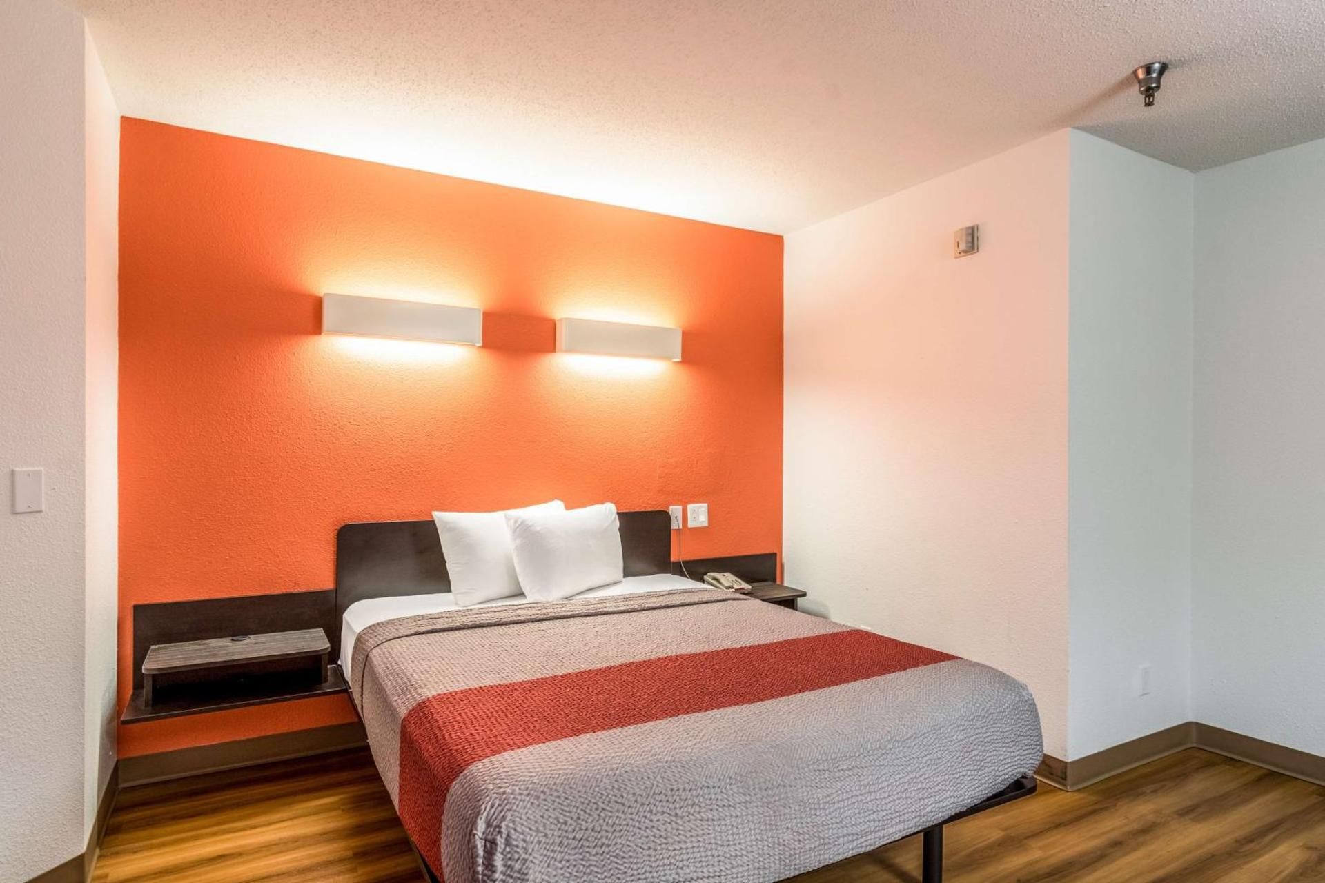 Queen Room - Disability Access - Non-Smoking