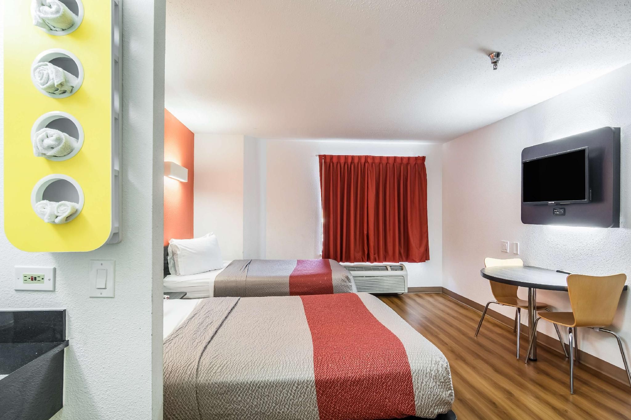 2 Full Beds | Smoking