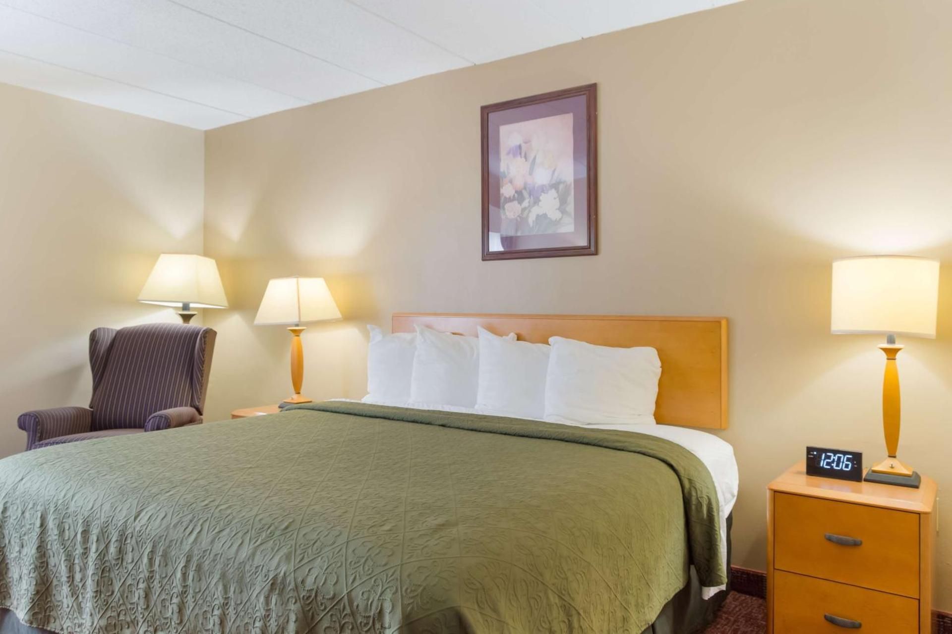 King Room with Mobility Accessible Tub and Sofa Bed