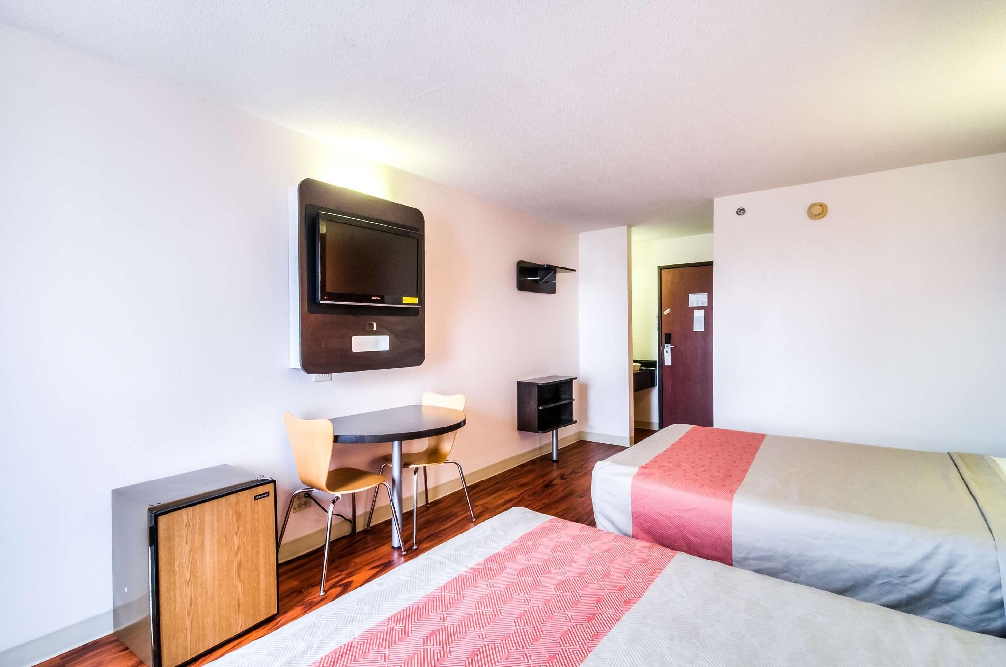 2 Full Beds | Smoking