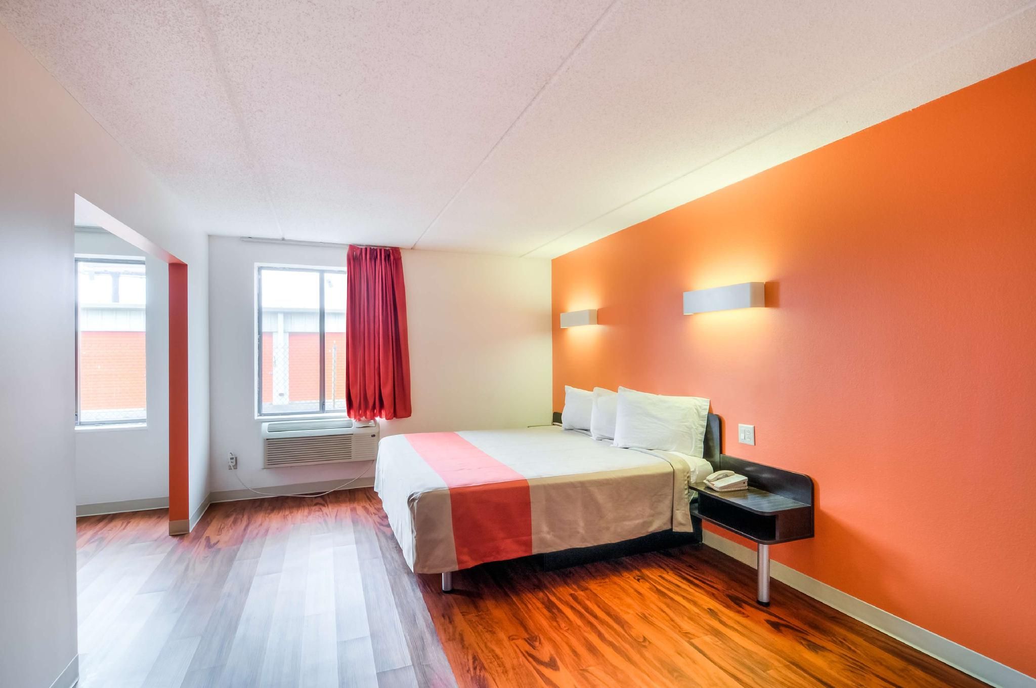 1 King Bed | Suite, Non-Smoking