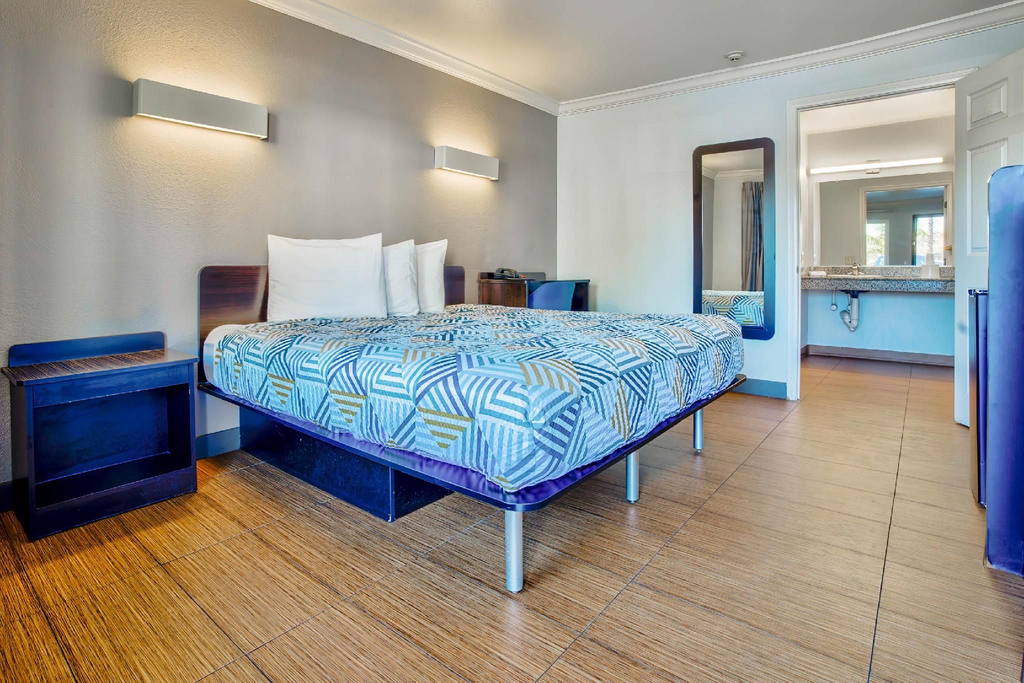 1 QUEEN BED | SMOKING