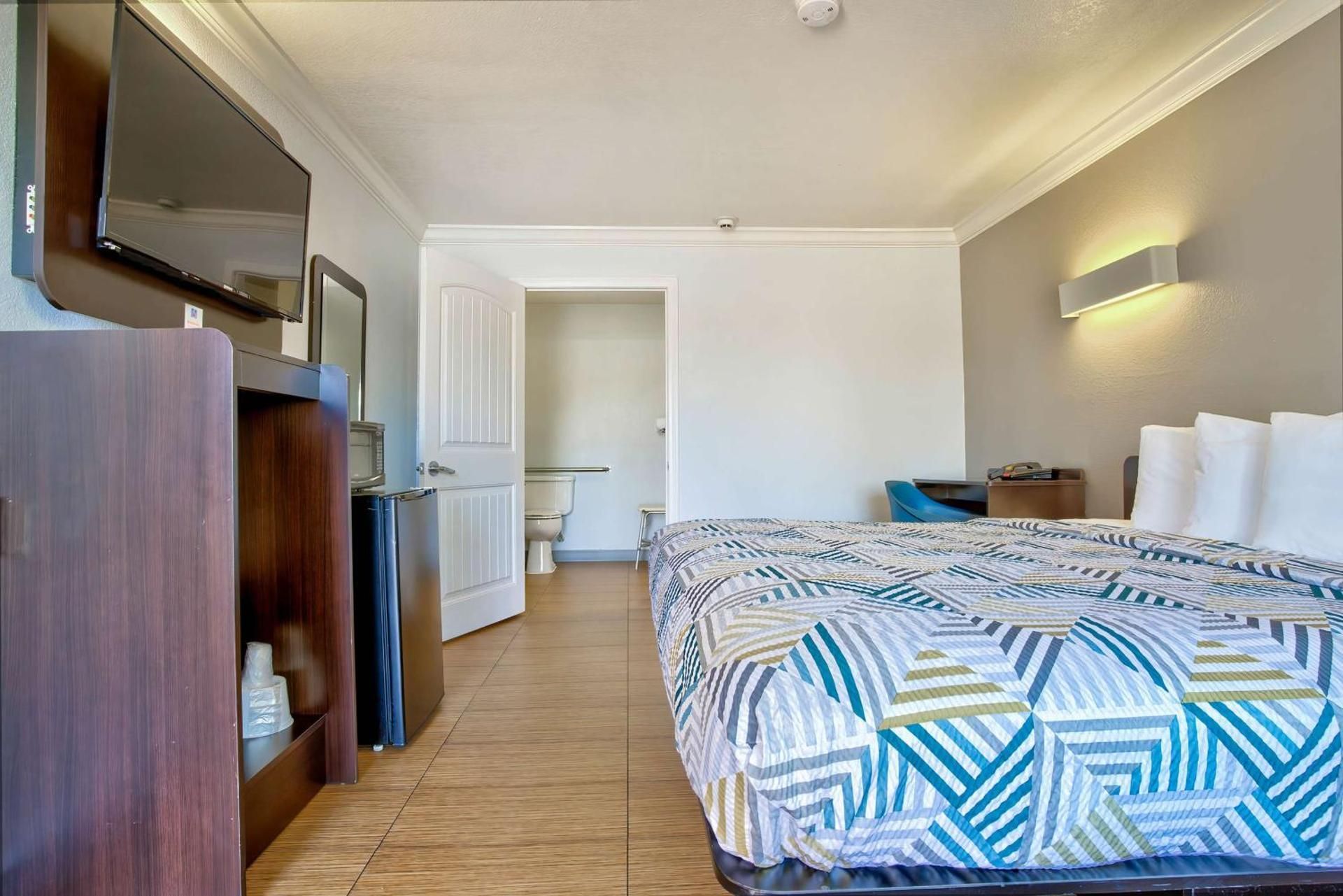 King Room with Roll-in Shower - Disability Access - Non-Smoking