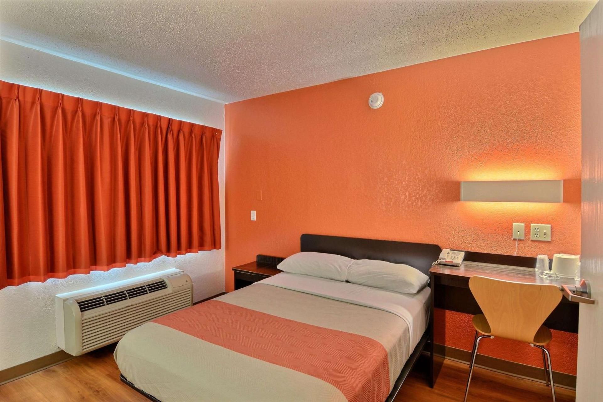 Deluxe Queen Room - Non-Smoking