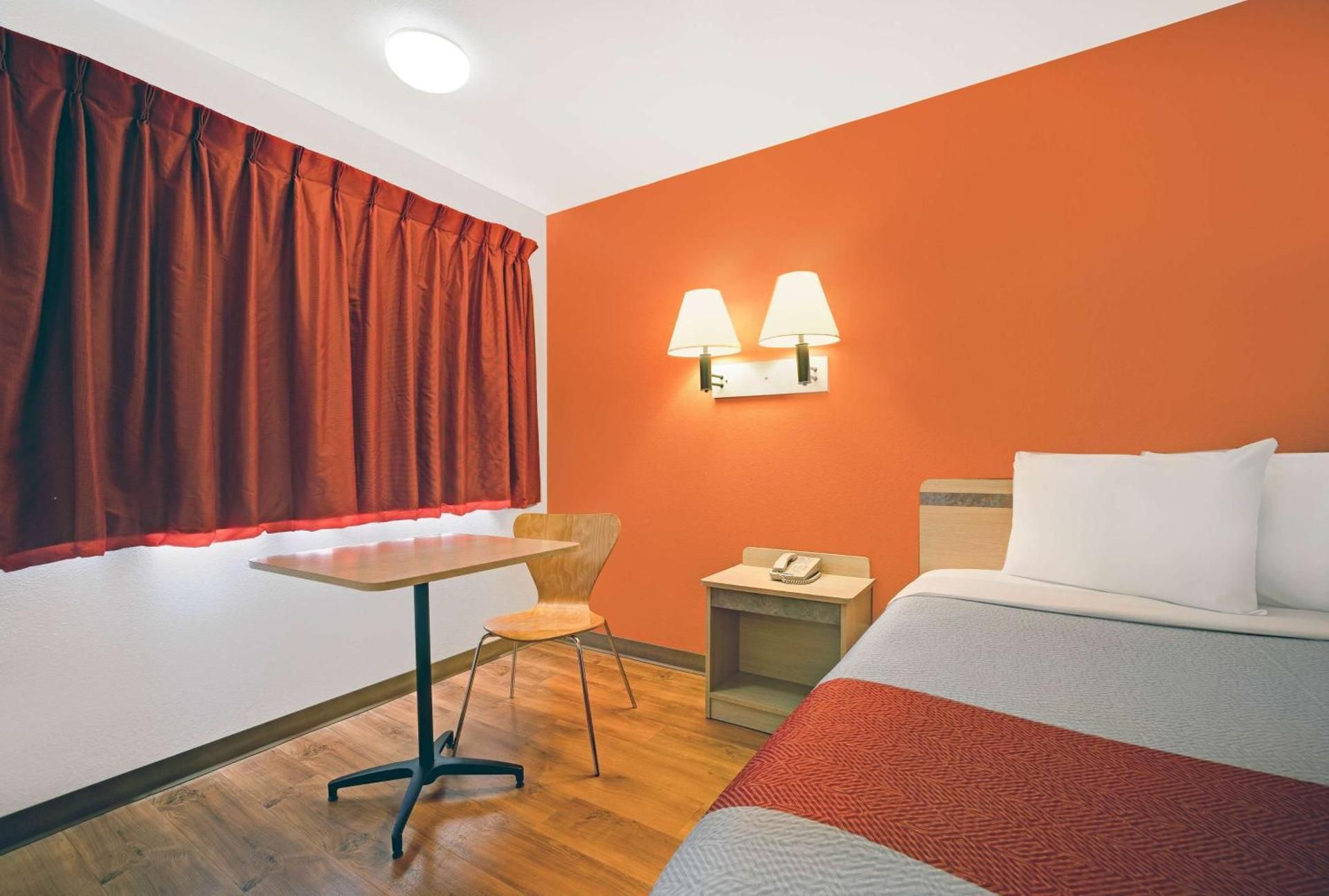 Motel 6 Troutdale, OR - Portland East 1 Queen Bed 2