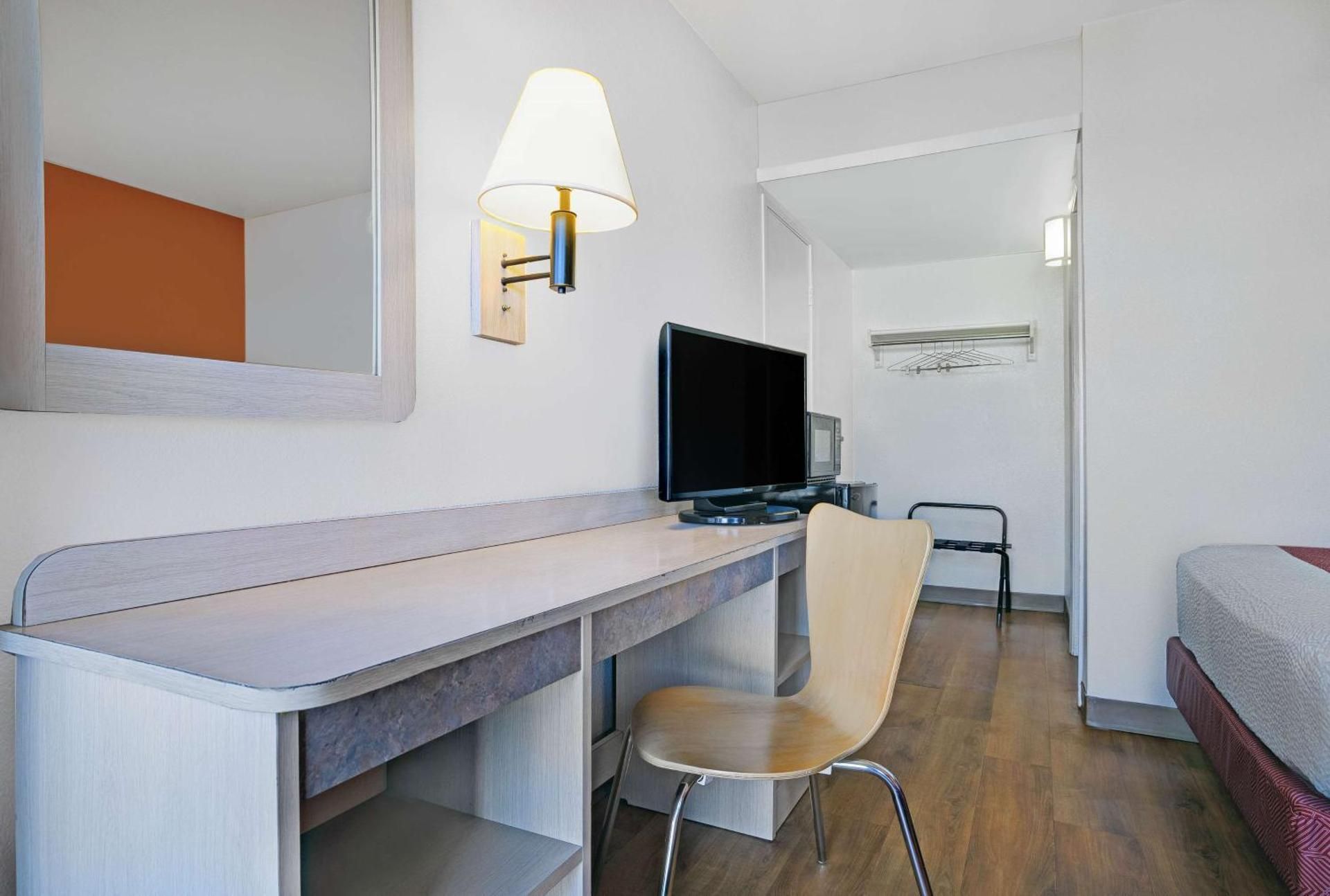 Motel 6 Troutdale, OR - Portland East Double Room - Disability Access 3