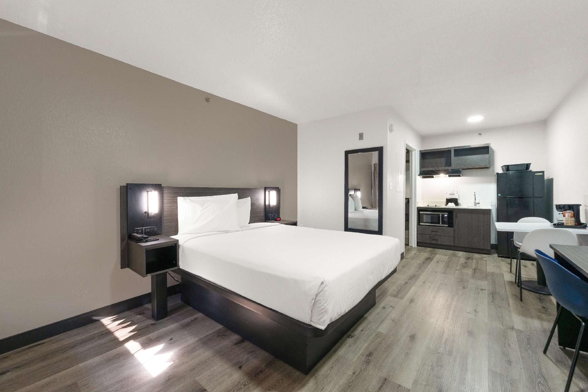 1 QUEEN BED | MICFRIDGE SMOKING