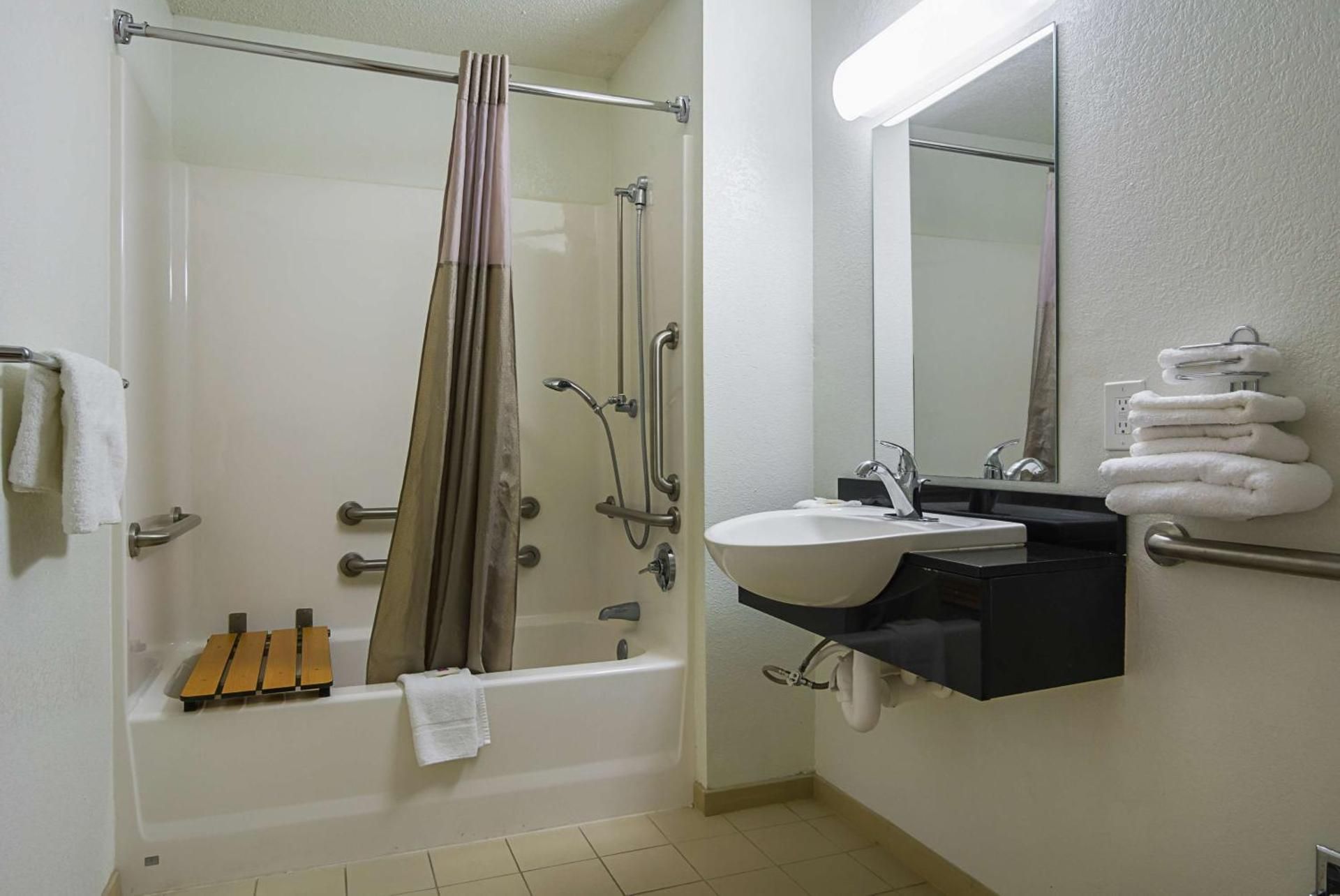 Double Room - Disability Access - Roll In Shower