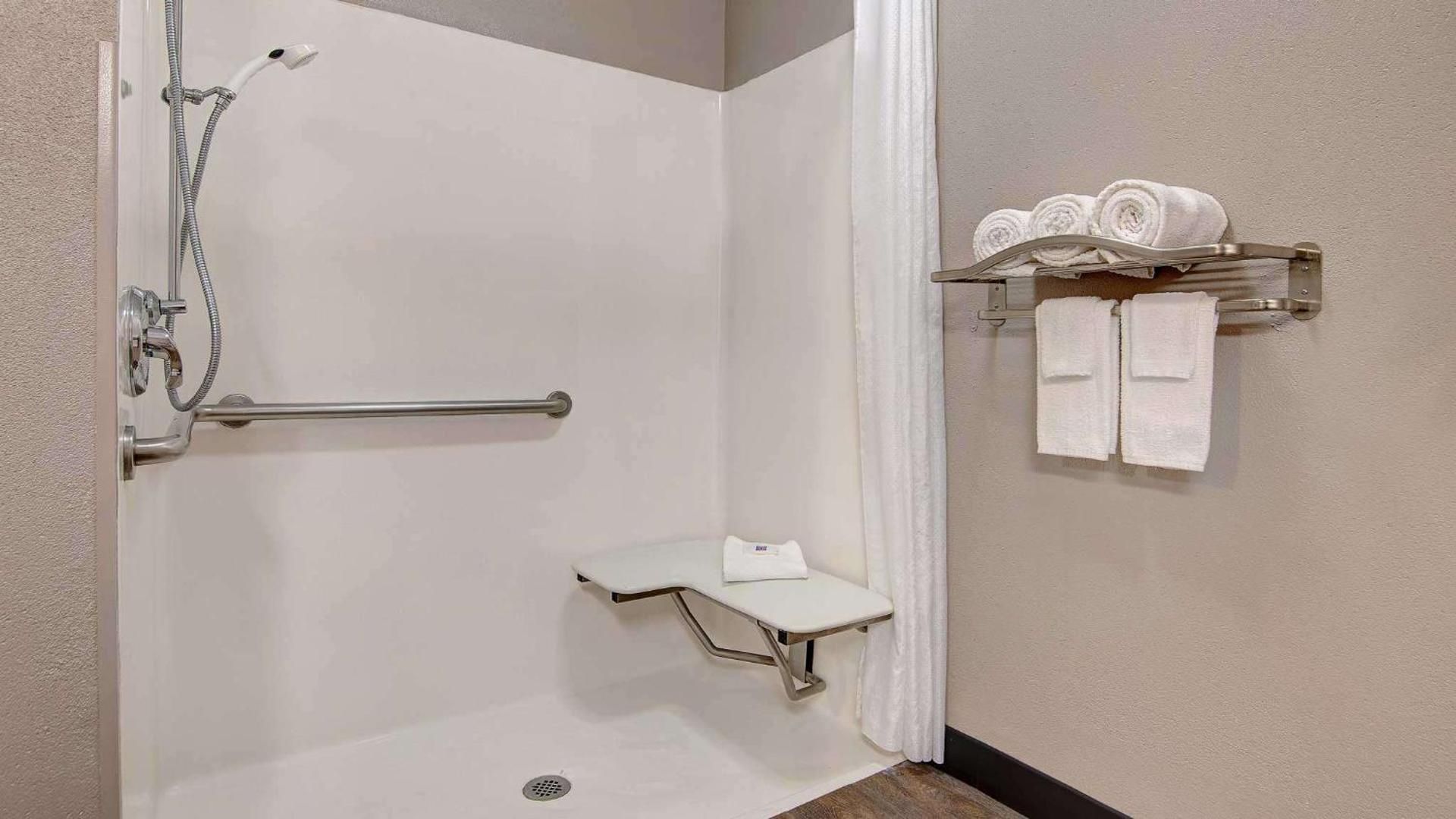 Motel 6 Villa Park, IL - Chicago West Double Room - Disability Access - Roll In Shower 3