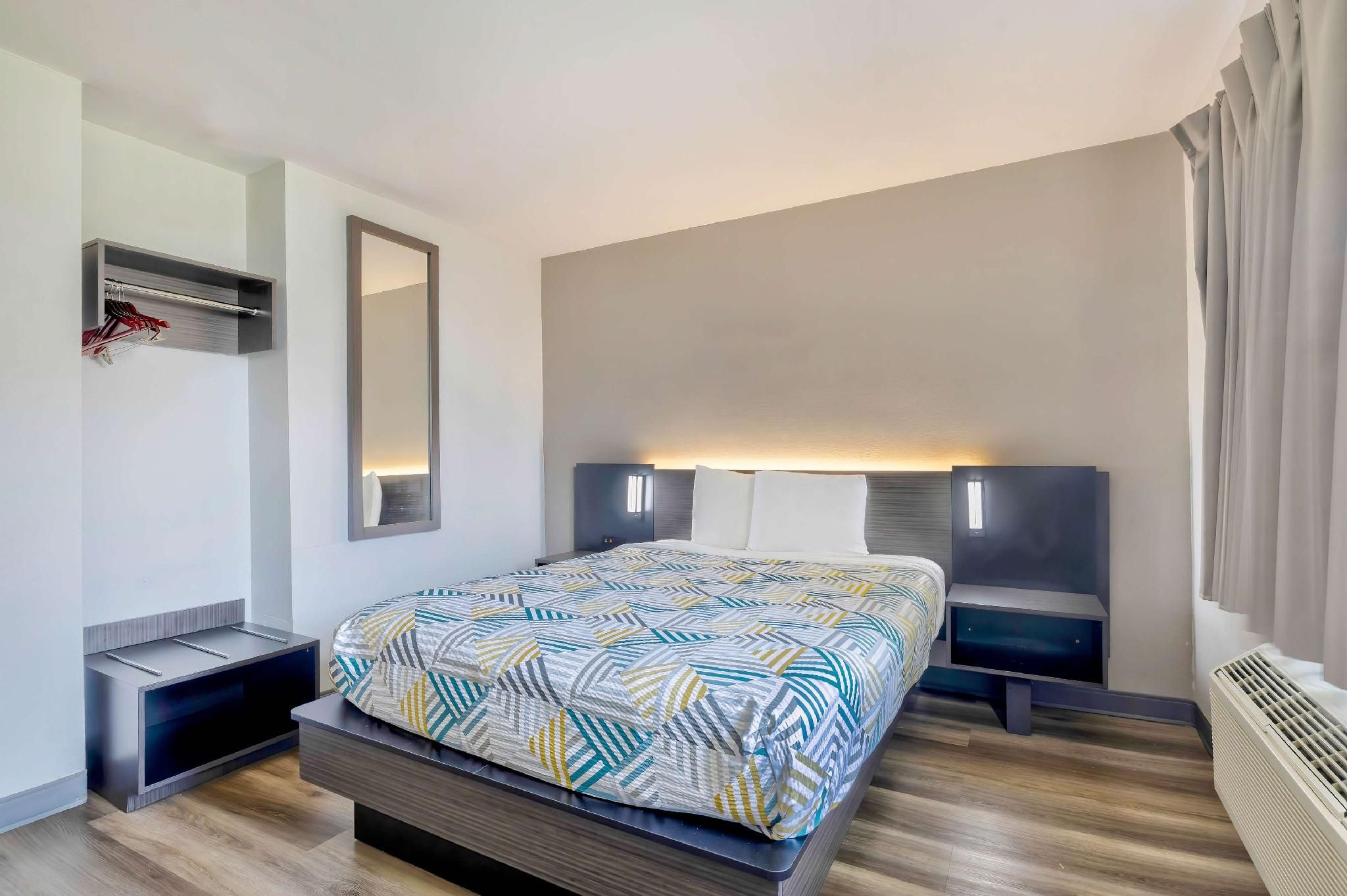 1 Queen Bed | ADA/Tub/Micfridge