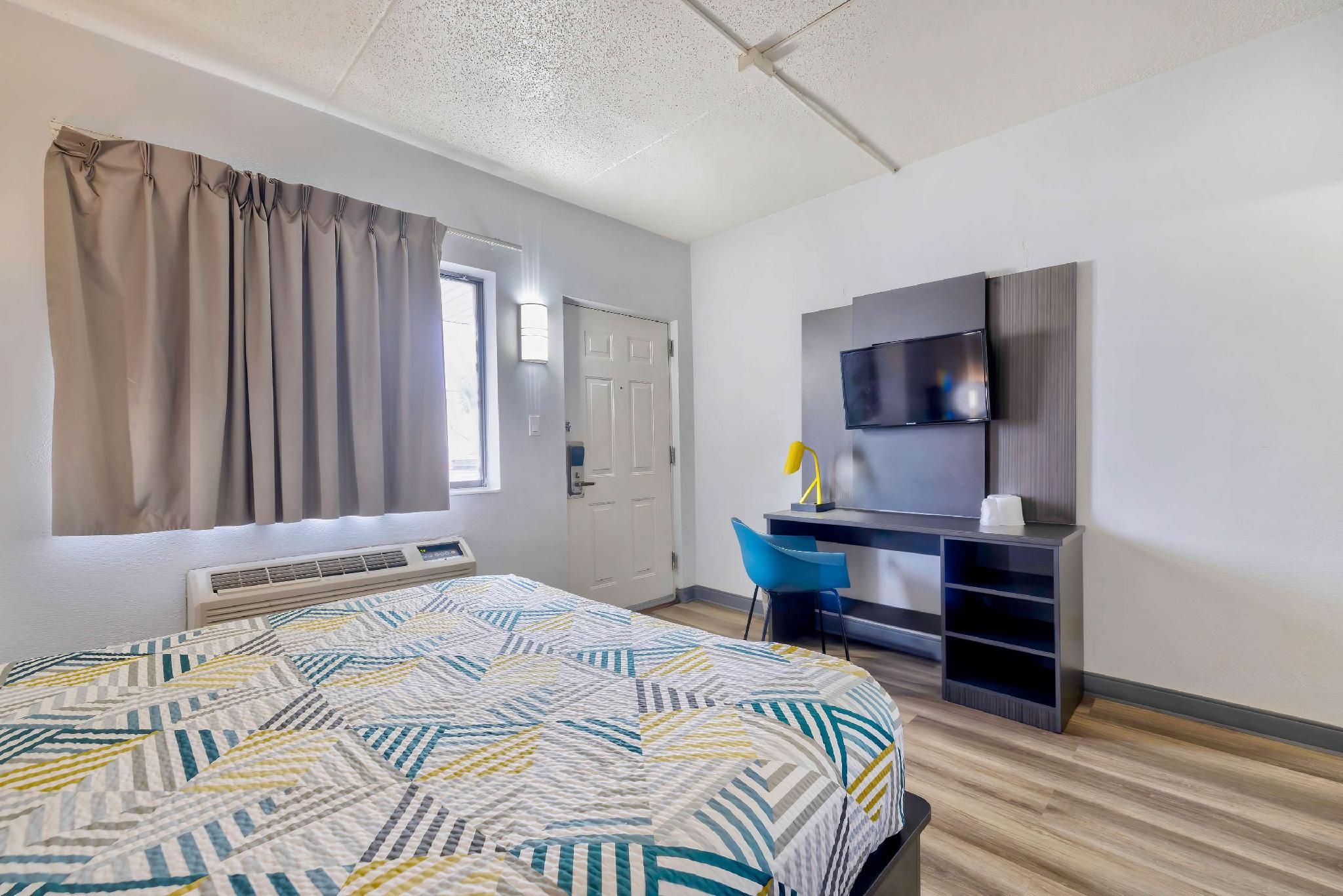 1 Queen Bed | ADA/Tub/Micfridge