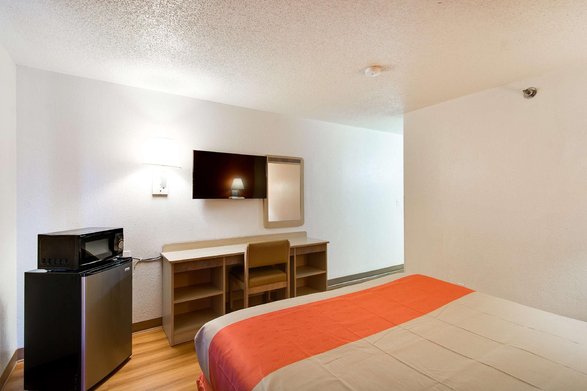 Motel 6 Waukegan, IL 1 QUEEN BED | MOBILITY ACCESSIBLE TUB SMK