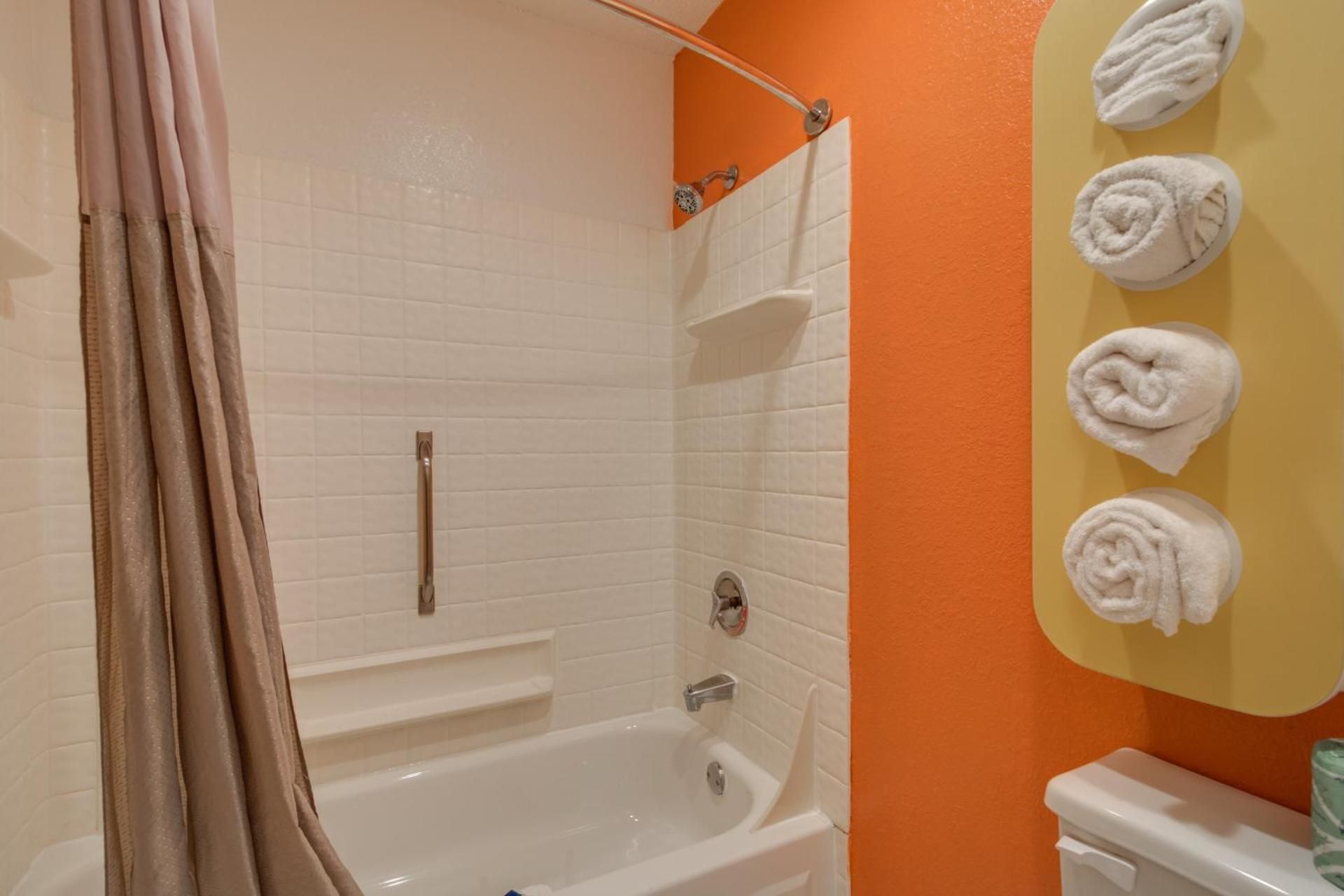 Motel 6 Waukegan, IL Queen Room - Disability Access - Smoking 3