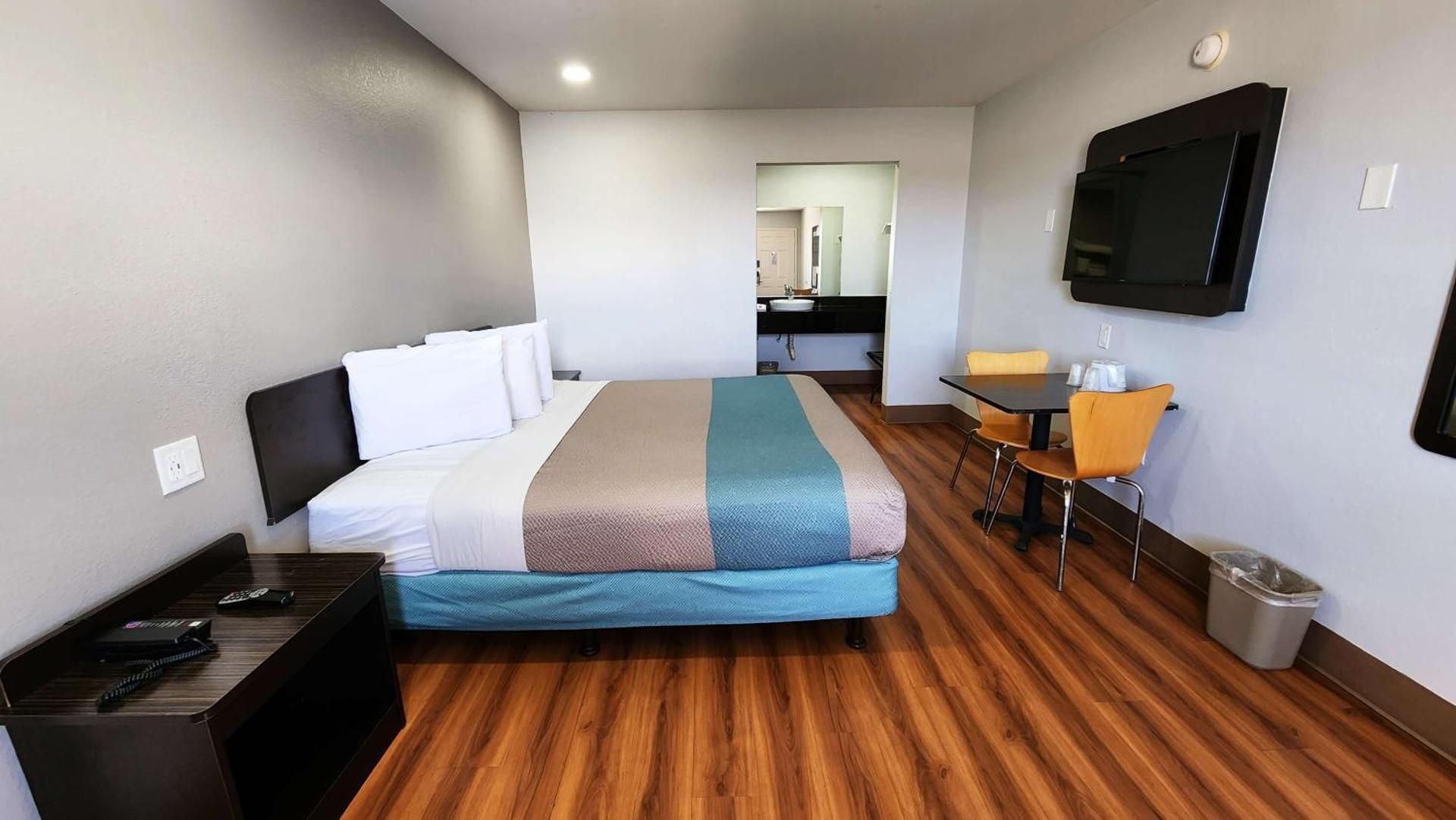 King Room with Roll-in Shower - Disability Access - Non-Smoking