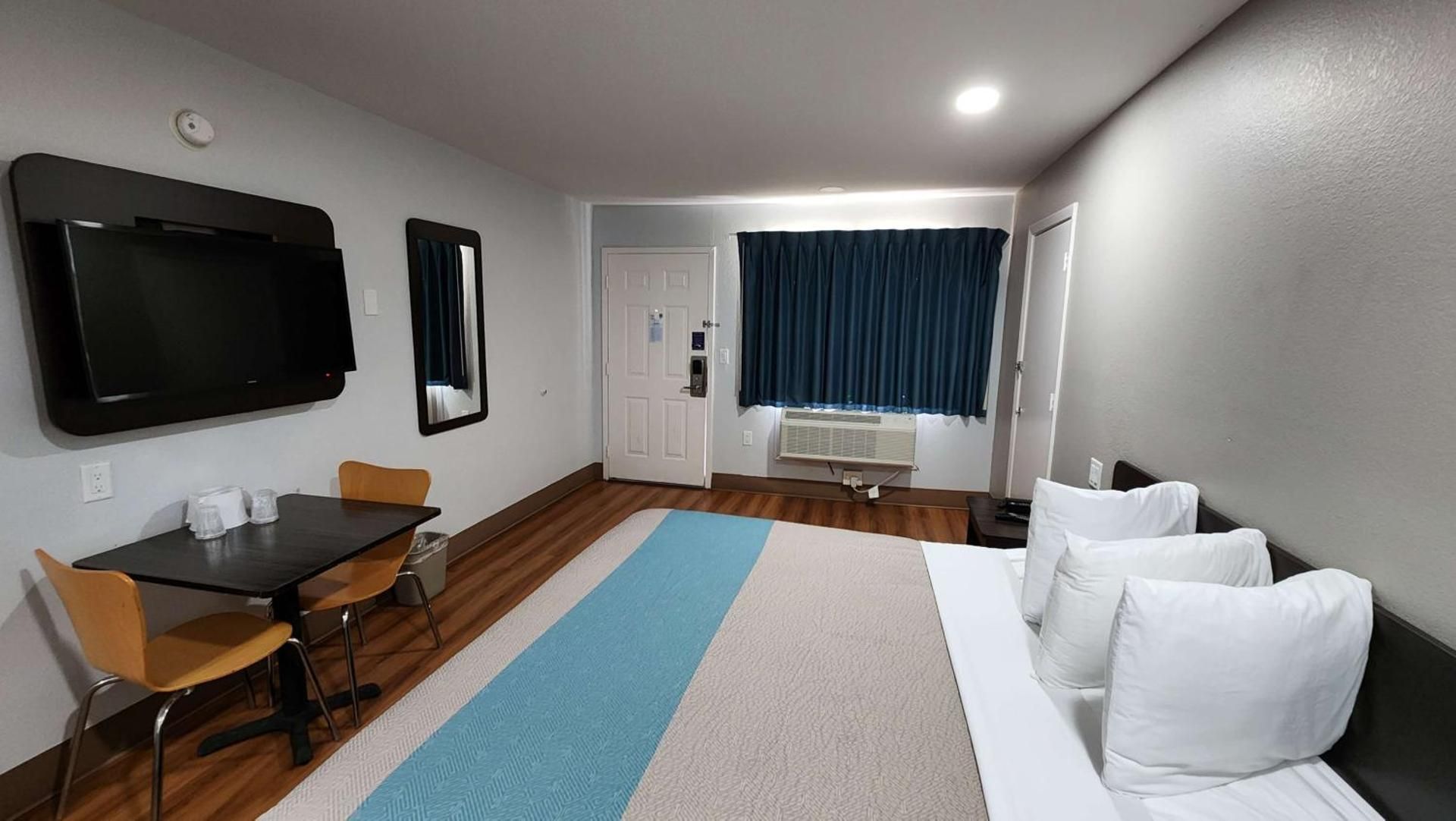 King Room with Roll-in Shower - Disability Access - Non-Smoking