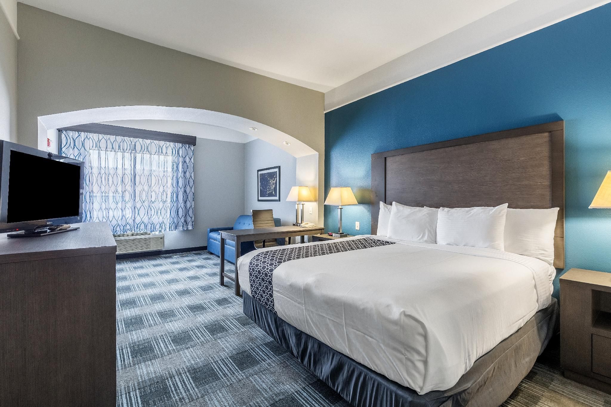 1 King 1 Bedroom Mobility Hearing Accessible Roll In Shower