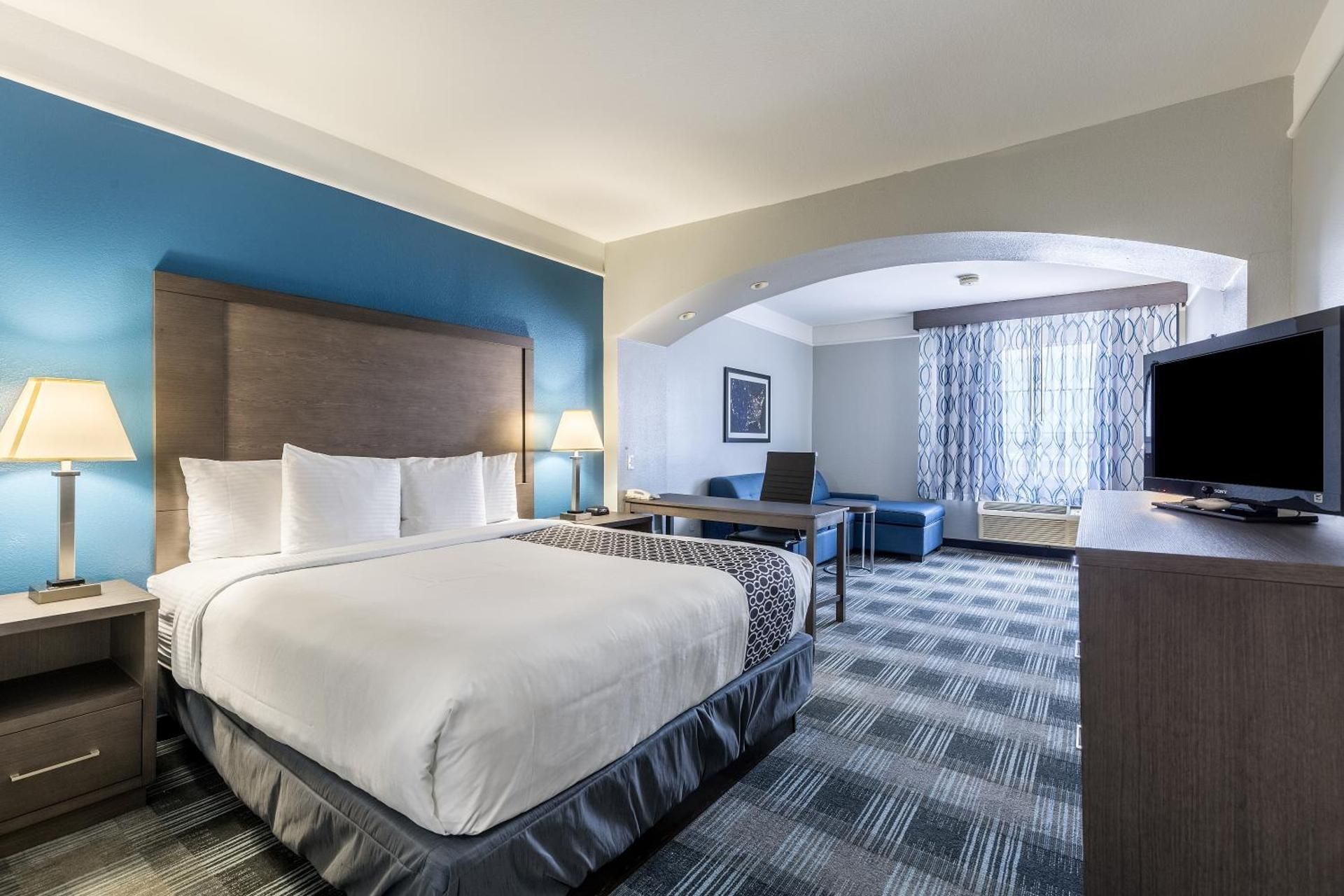 1 King 1 Bedroom Deluxe Suite