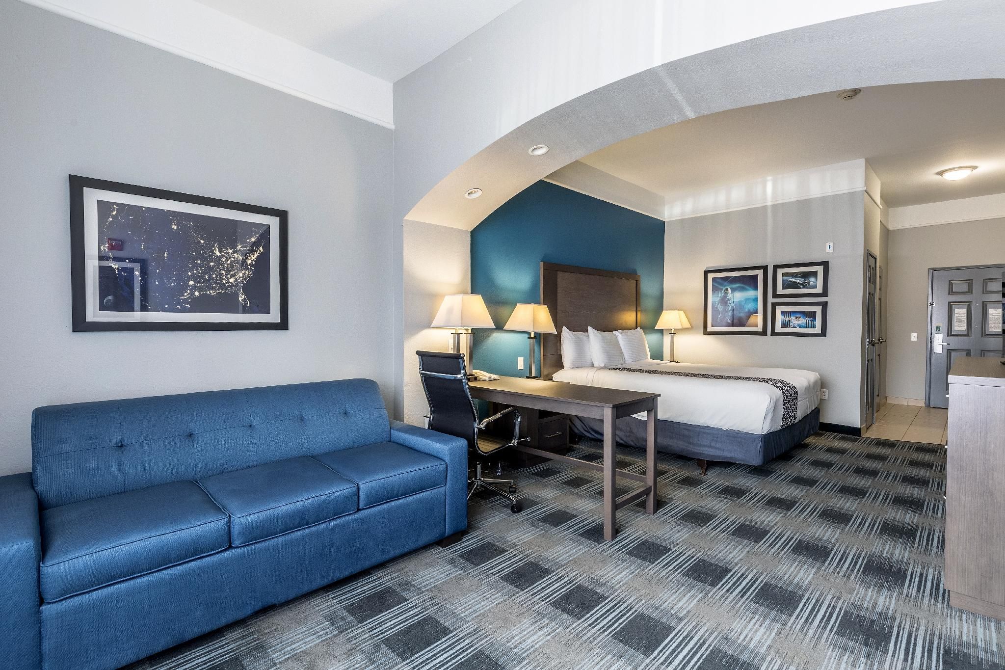 1 King 1 Bedroom Mobility Hearing Accessible Roll In Shower