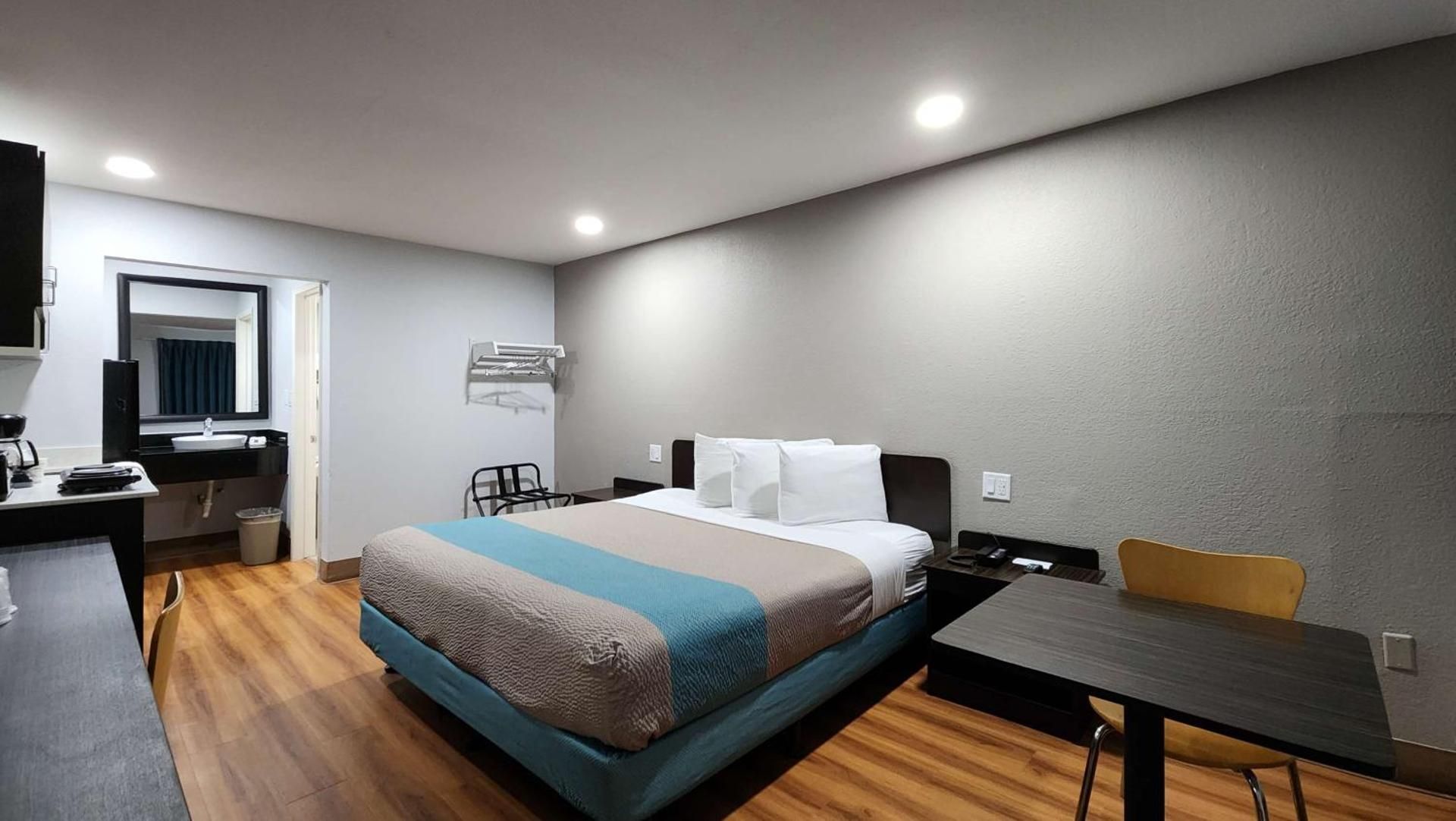 Studio 6  Webster, TX  Houston - NASA Lake Deluxe King Room - Non-Smoking