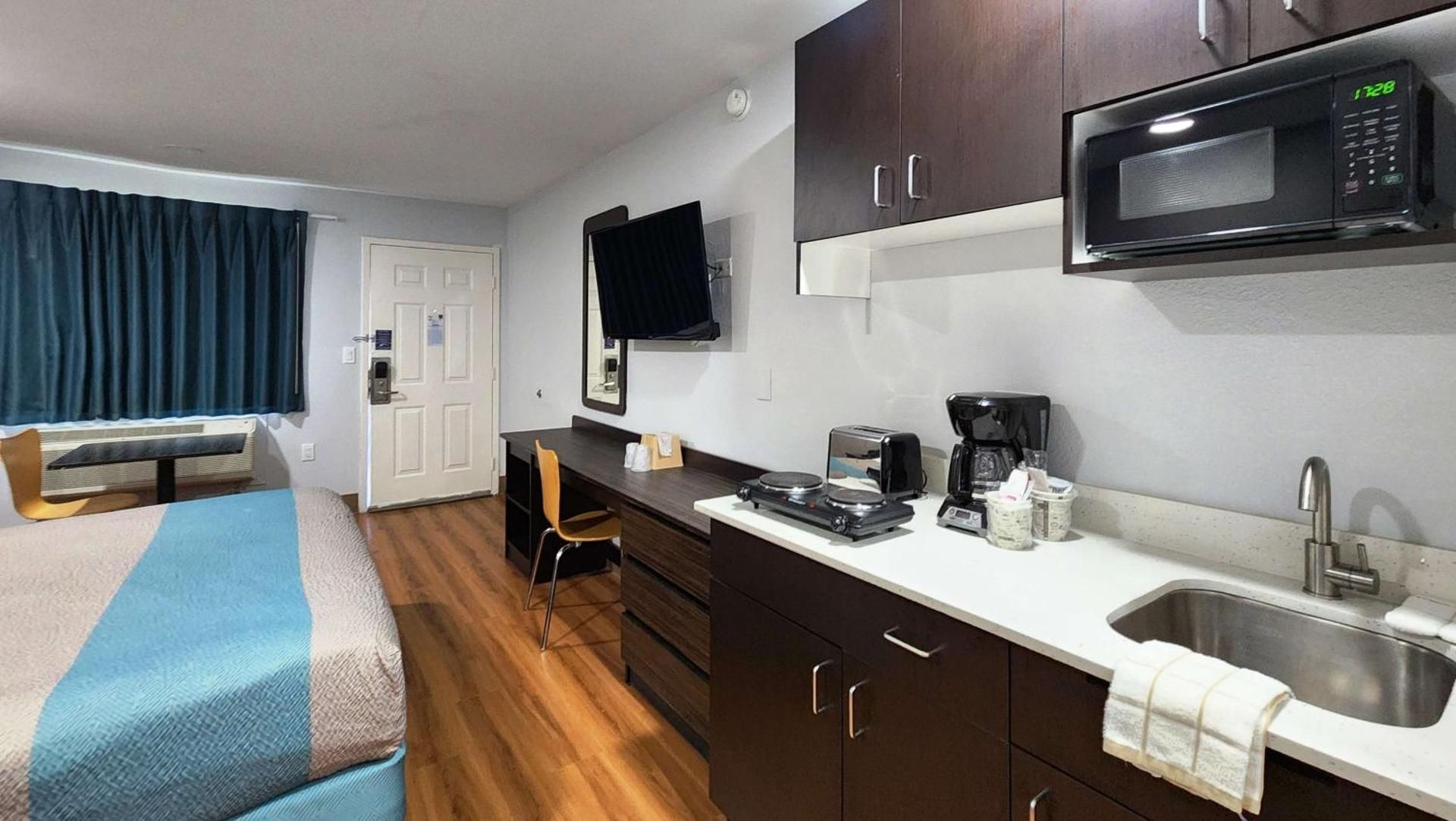 Studio 6  Webster, TX  Houston - NASA Lake Deluxe King Room - Non-Smoking 3