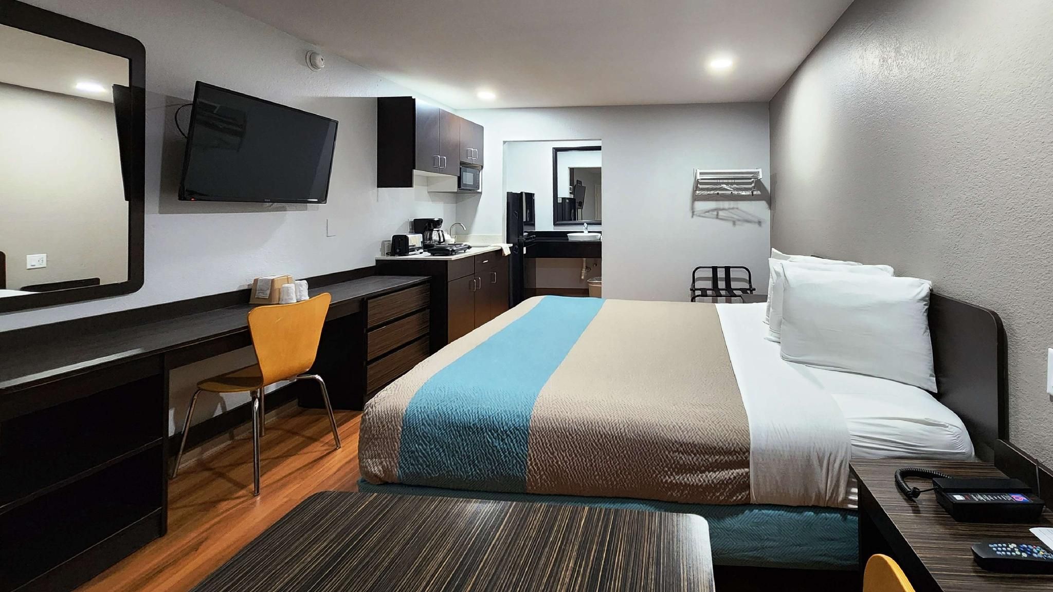 Studio 6  Webster, TX  Houston - NASA Lake 1 KB | Non-Smoking, Kitchen