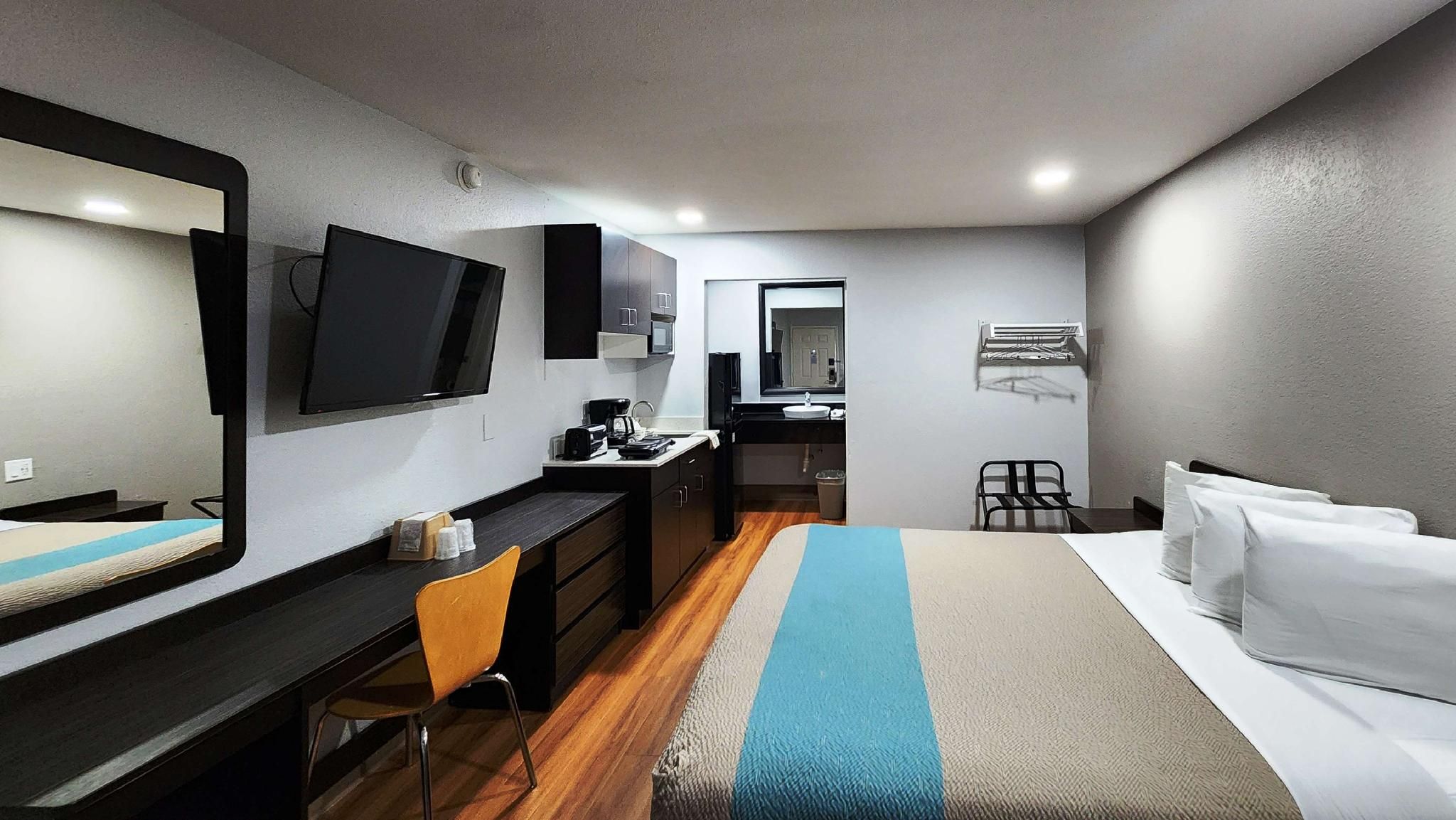 Studio 6  Webster, TX  Houston - NASA Lake 1 KB | Non-Smoking, Kitchen 2