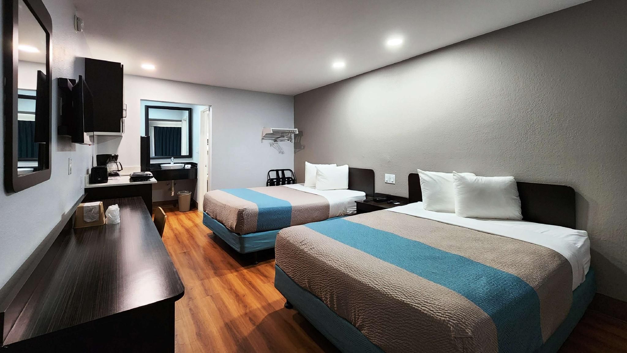 2 QBs | Non-Smoking, Kitchen