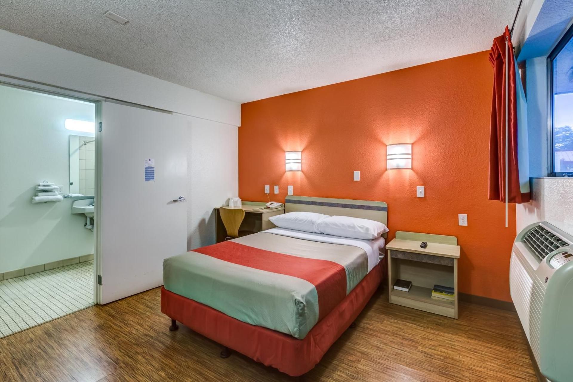 1 Queen Bed |