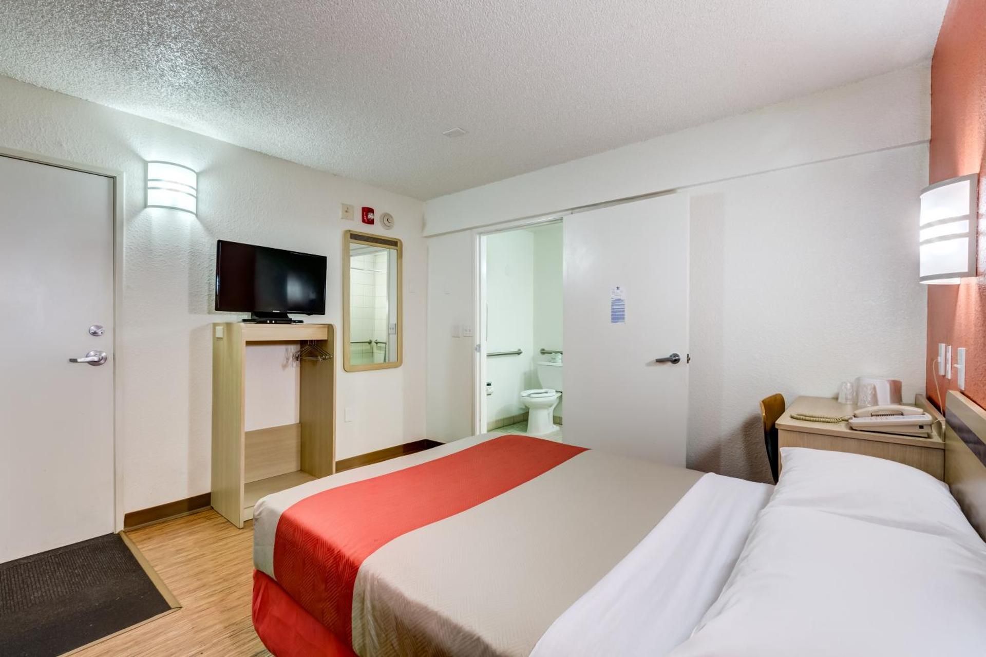 1 Queen Bed |