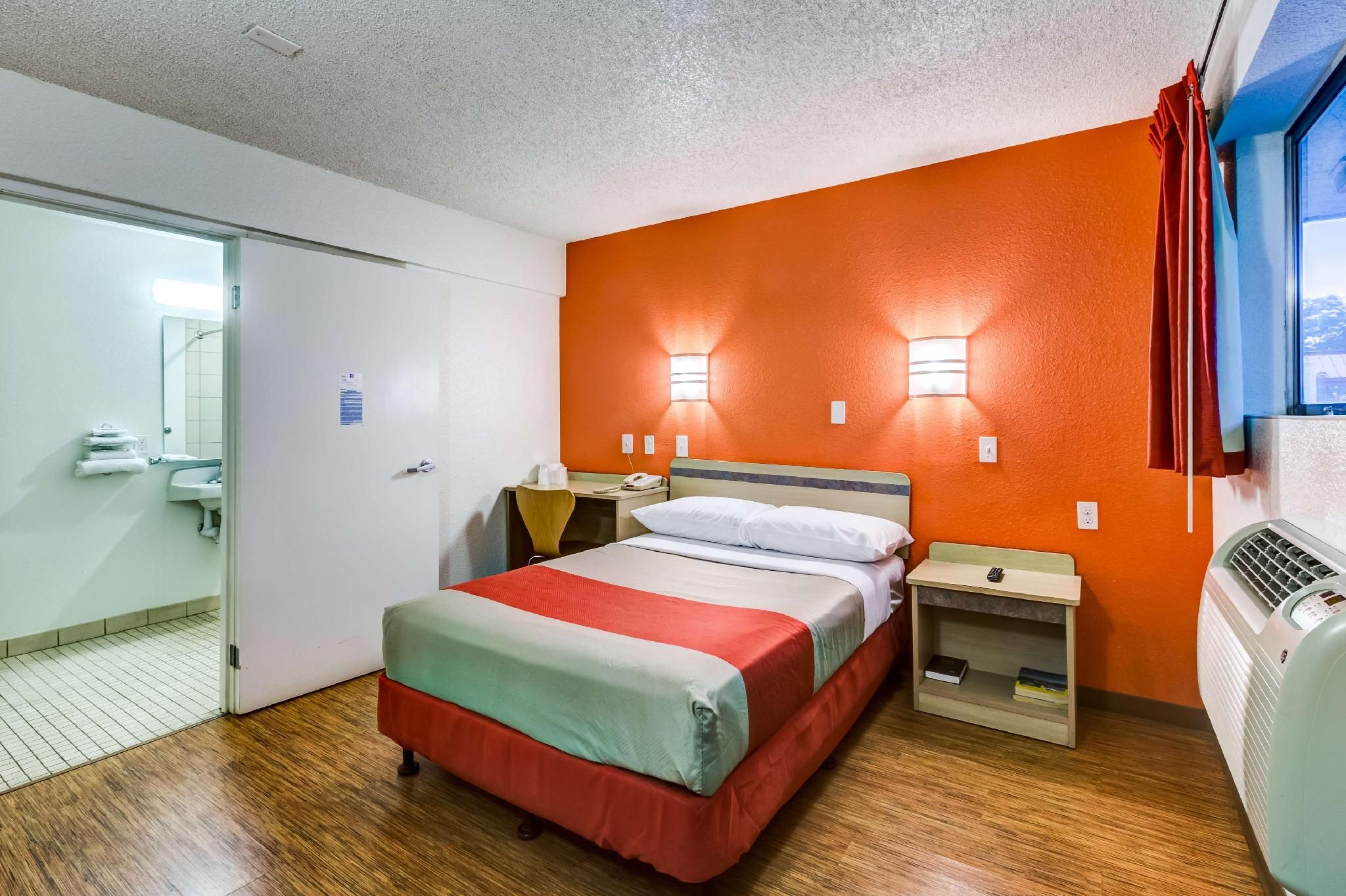 Motel 6 Wheat Ridge, CO - West - Denver North 1 Full Bed | Mini Fridge