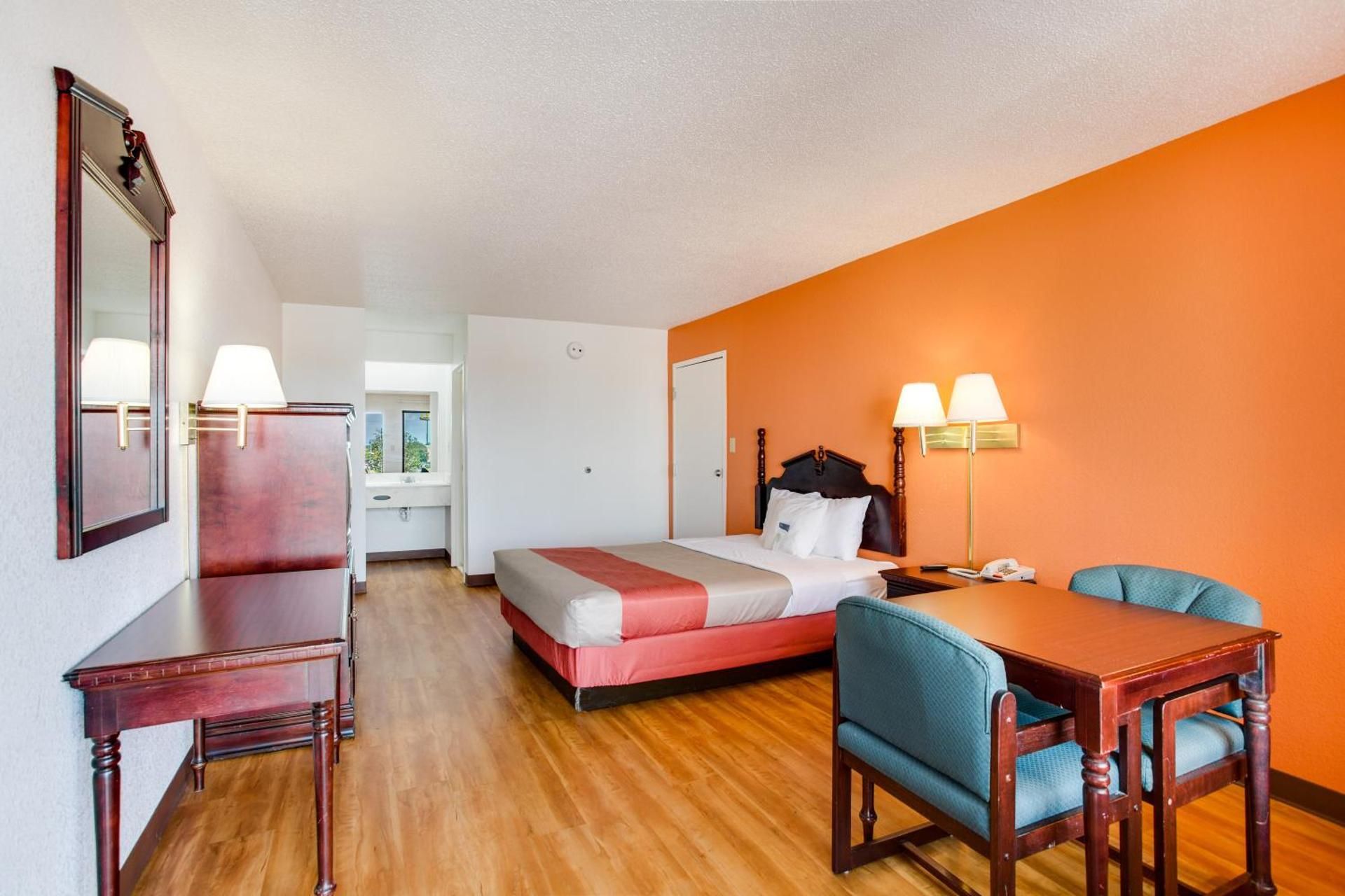 King Room with Roll-in Shower - Disability Access - Non-Smoking