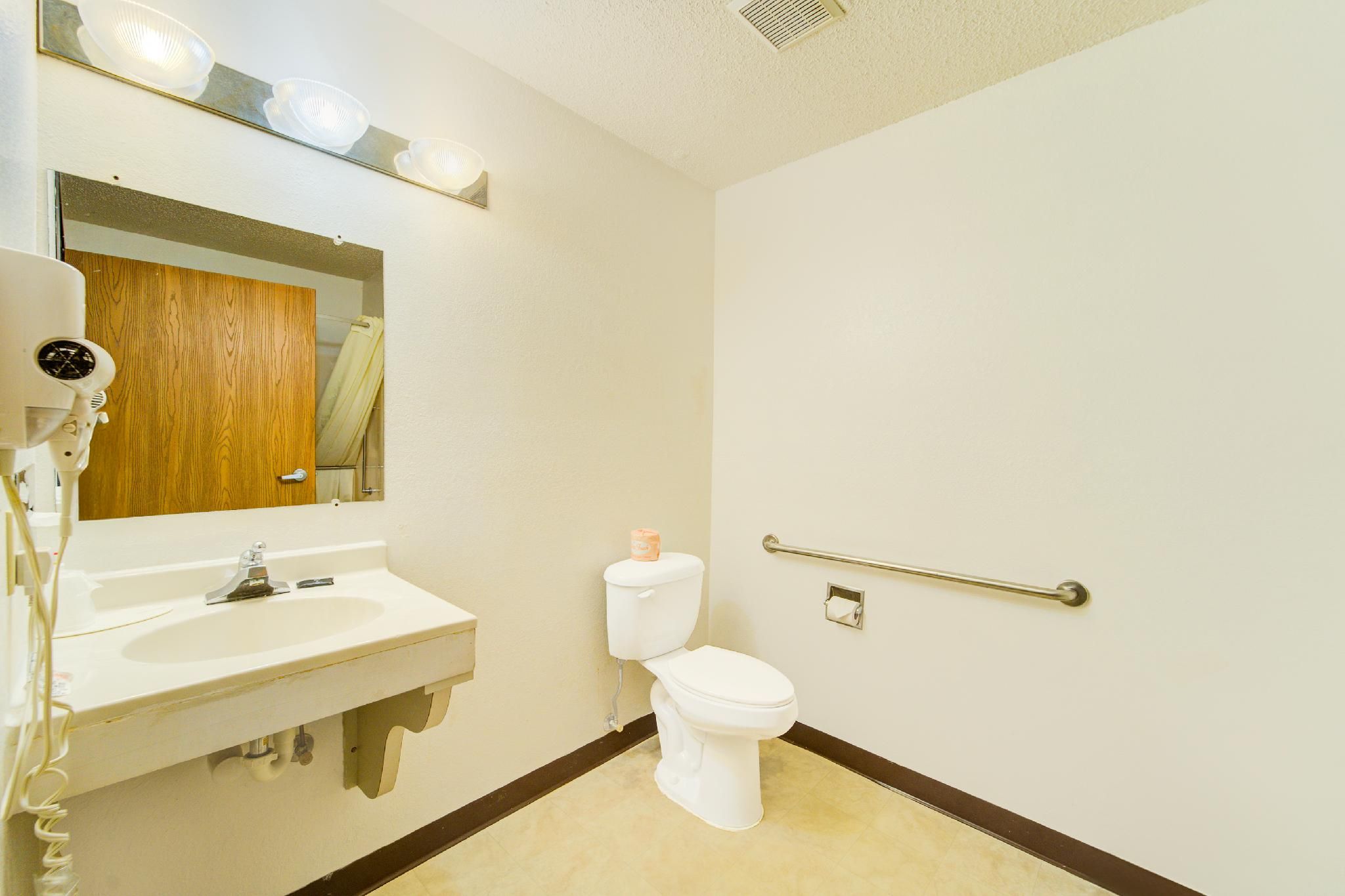 Queen Bed Accessible Non-Smoking