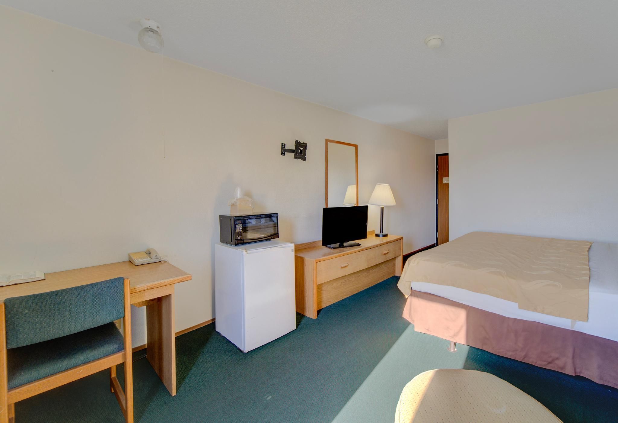 Capital O Amerihost Inn and Suites Kingdom City Hwy 54 MO King Bed Non-Smoking 2