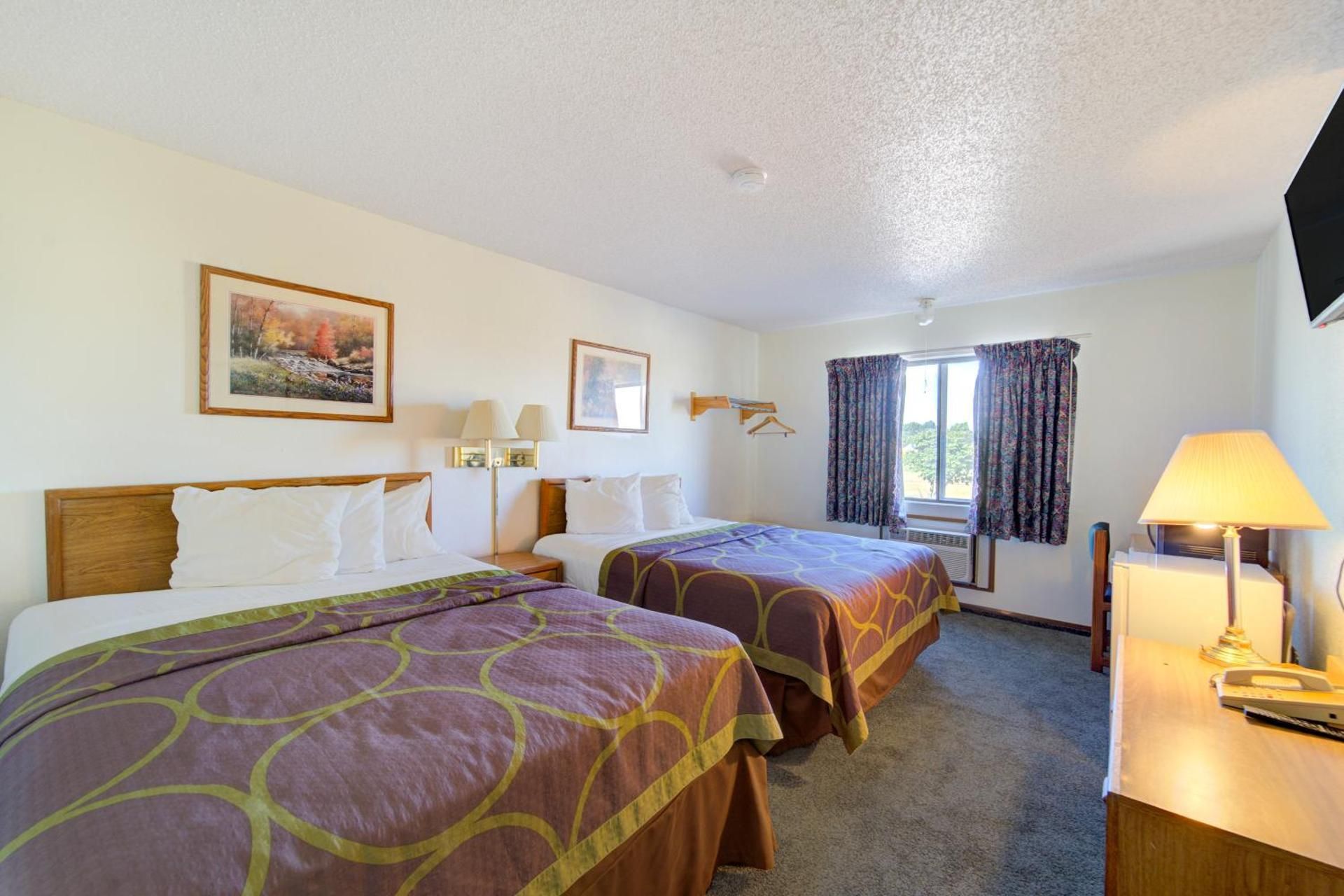 Capital O Amerihost Inn and Suites Kingdom City Hwy 54 MO Standard Quadruple Room 2