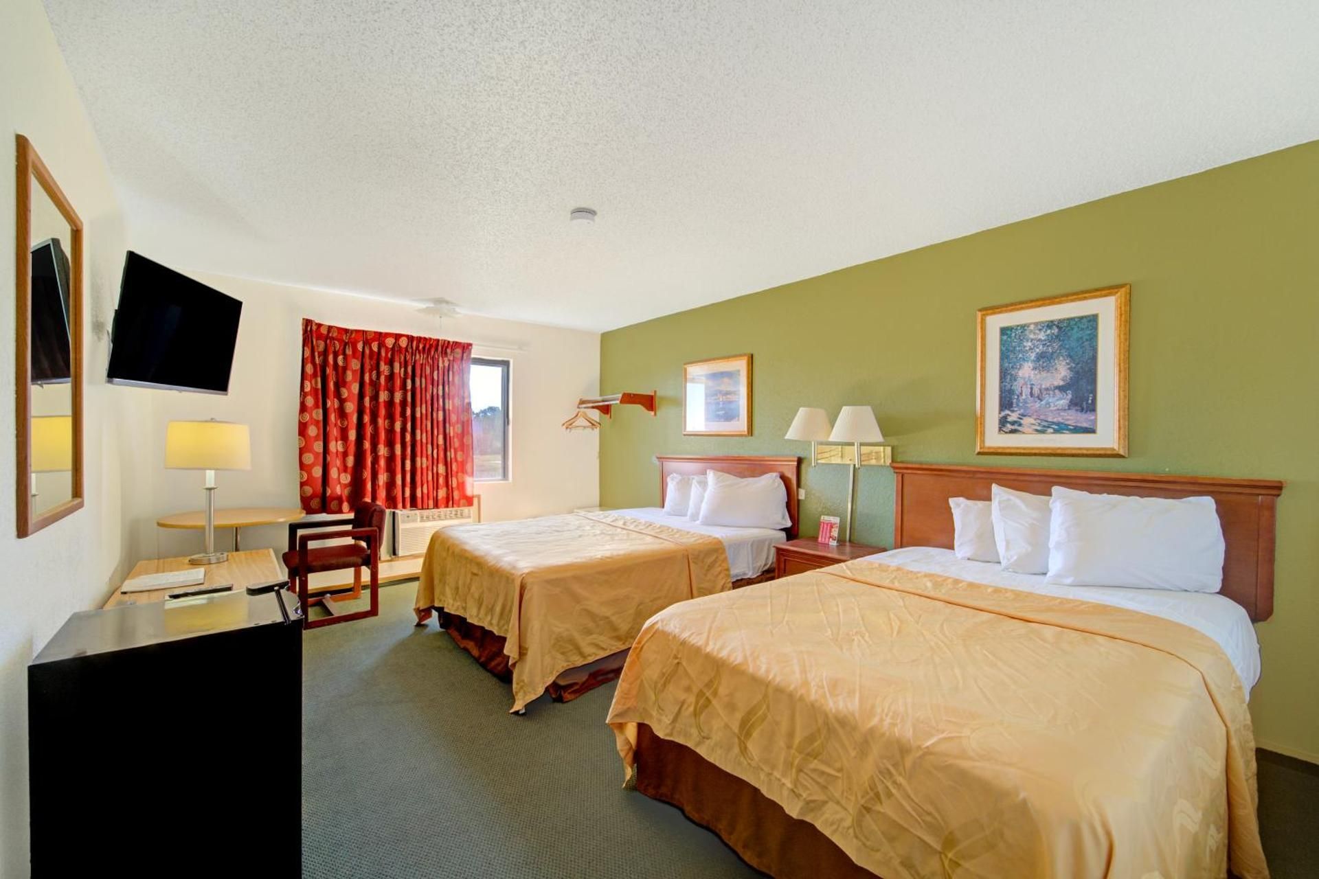 Capital O Amerihost Inn and Suites Kingdom City Hwy 54 MO Standard Quadruple Room