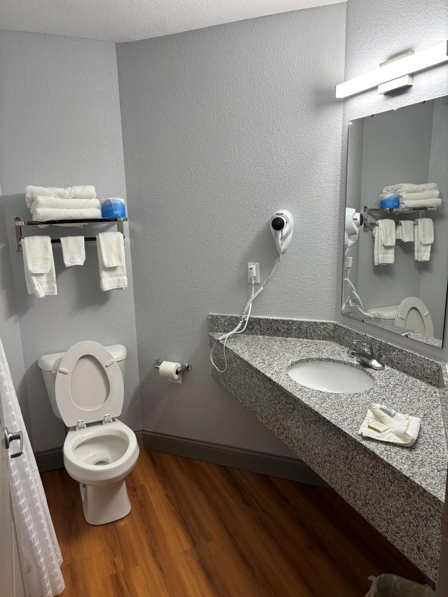 Baymont by Wyndham Kingdom City 1 Queen Bed, Non-Smoking 3