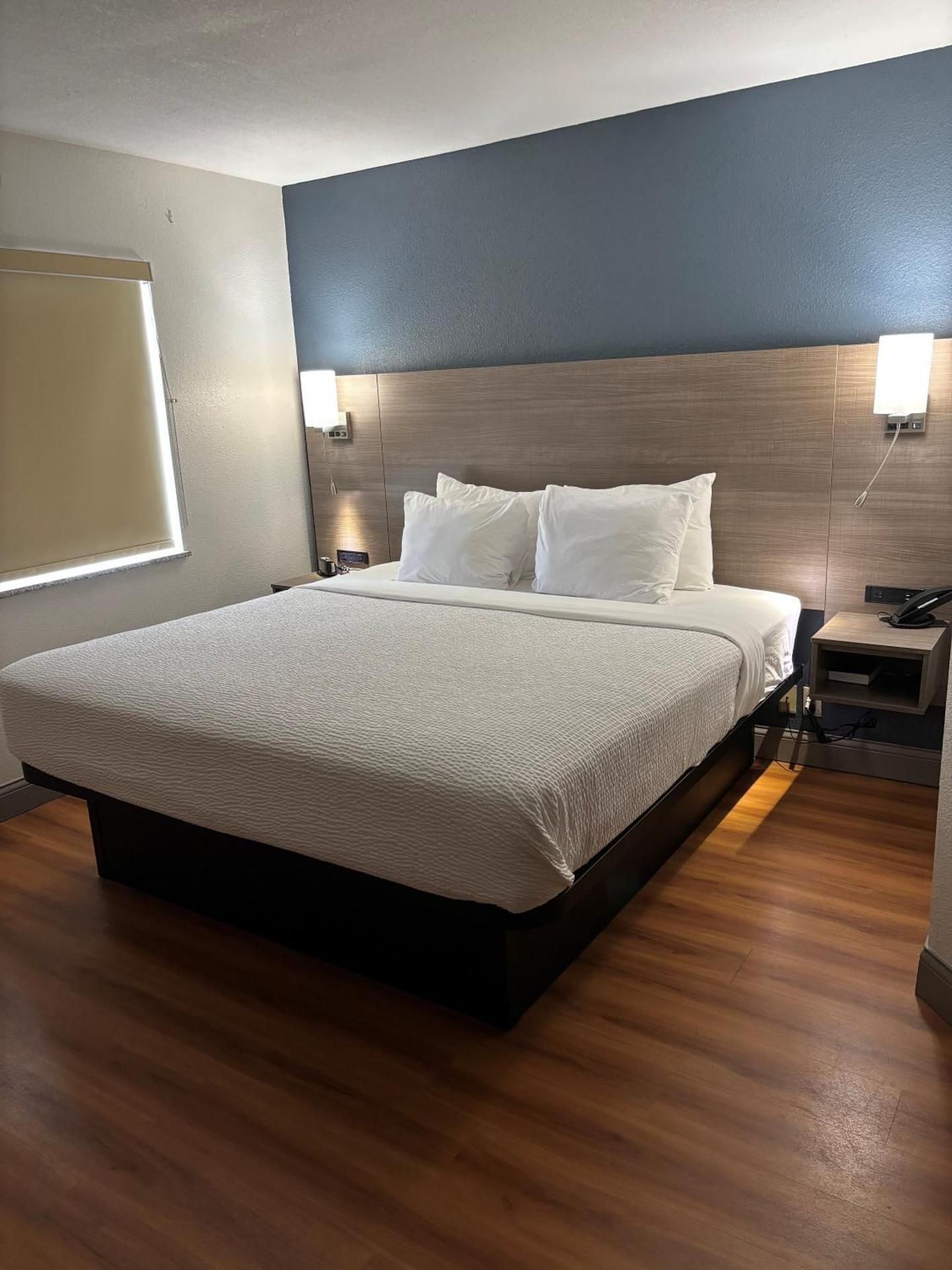 Baymont by Wyndham Kingdom City Queen Room with Roll-In Shower - Mobility Accessible/Non-Smoking