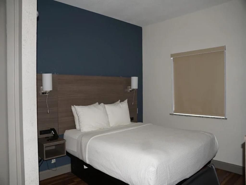 1 Queen Bed, Mobility Accessible Room, Roll-in Shower, Non-Smoking