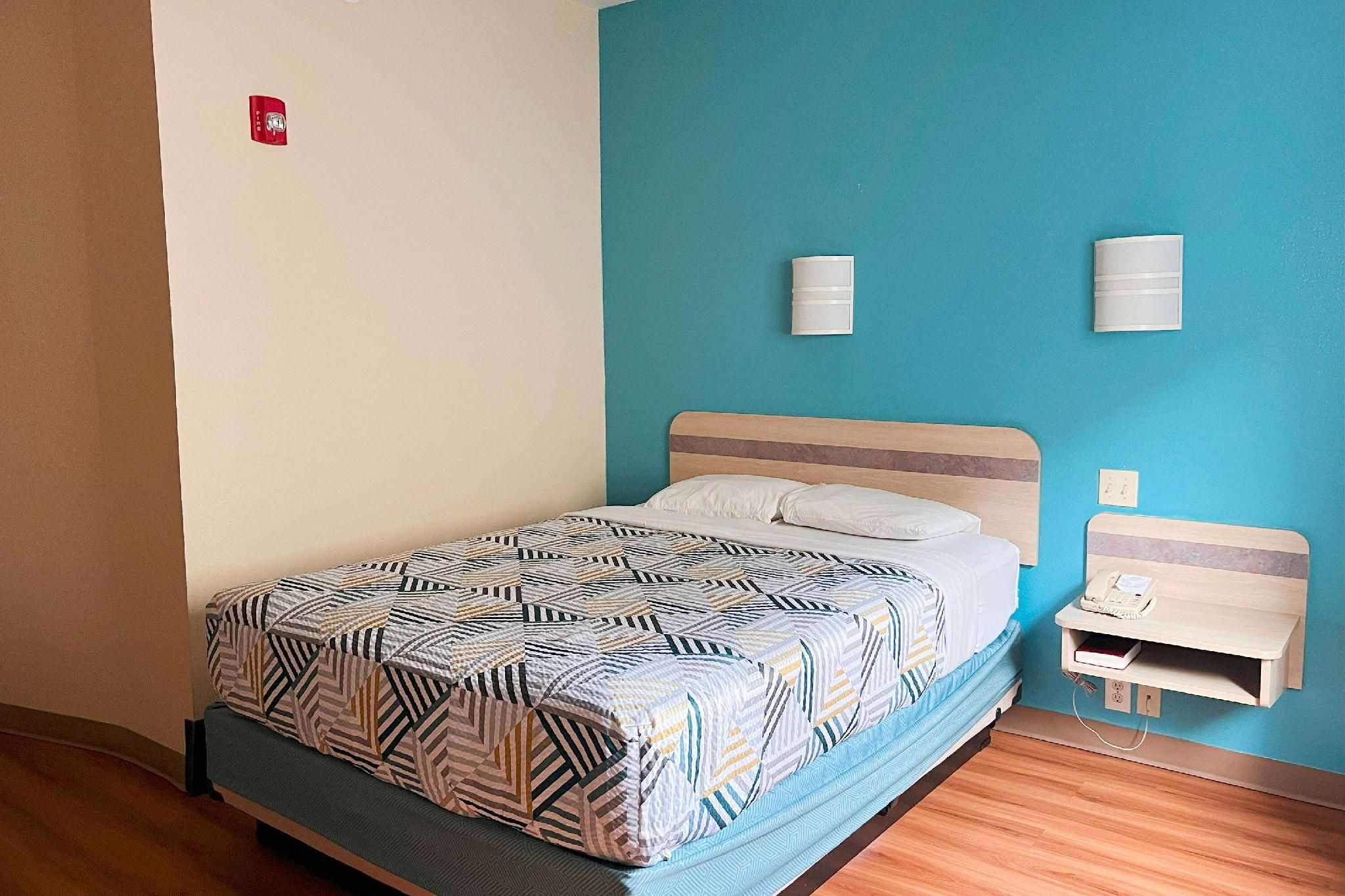 1 Queen Bed, Mobility Accessible Room, Roll-in Shower, Non-Smoking