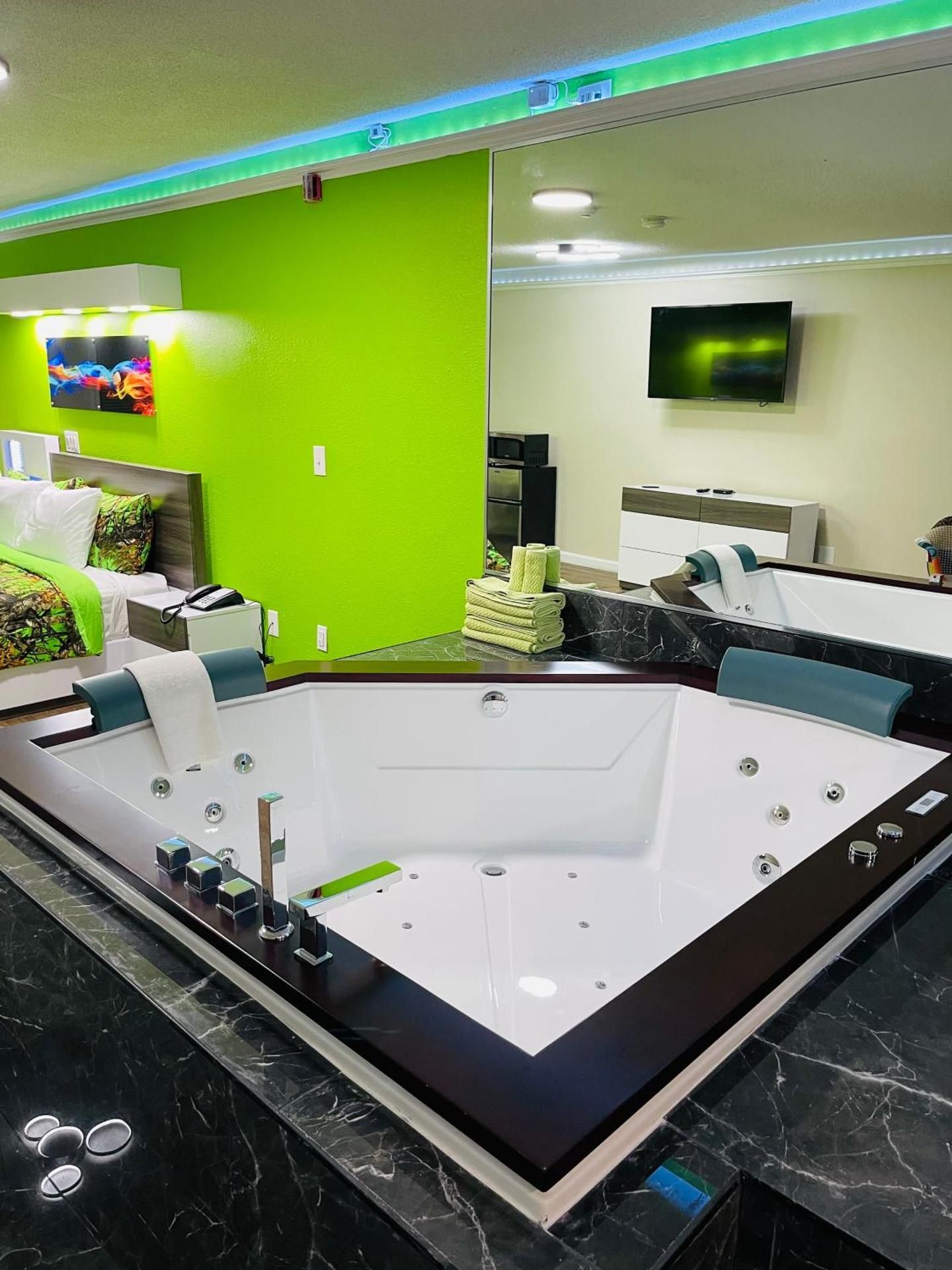 Deluxe Suite with Spa Bath
