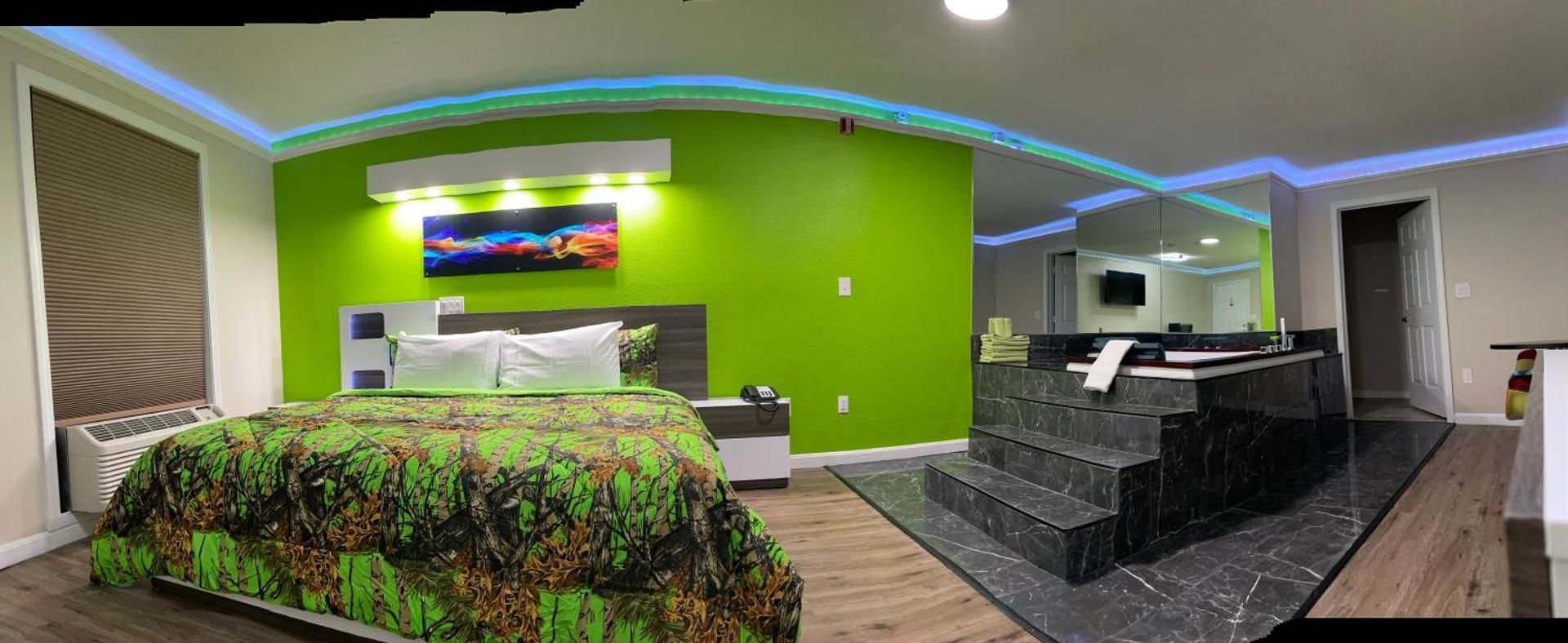 Deluxe Suite with Spa Bath