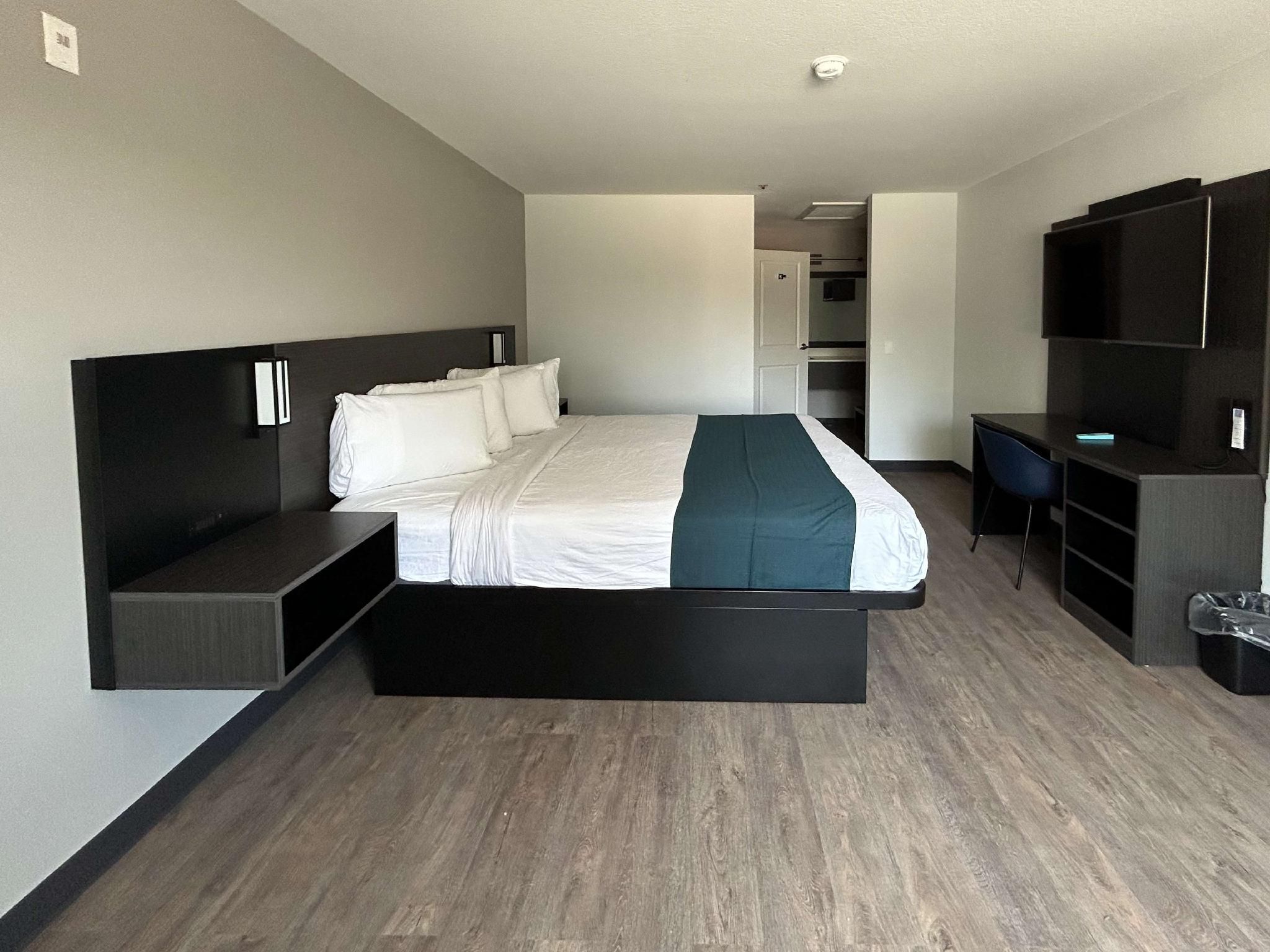 Motel 6 Lake Elsinore, CA 1 King Bed | Mobility Accessible RI Shower Nsmk