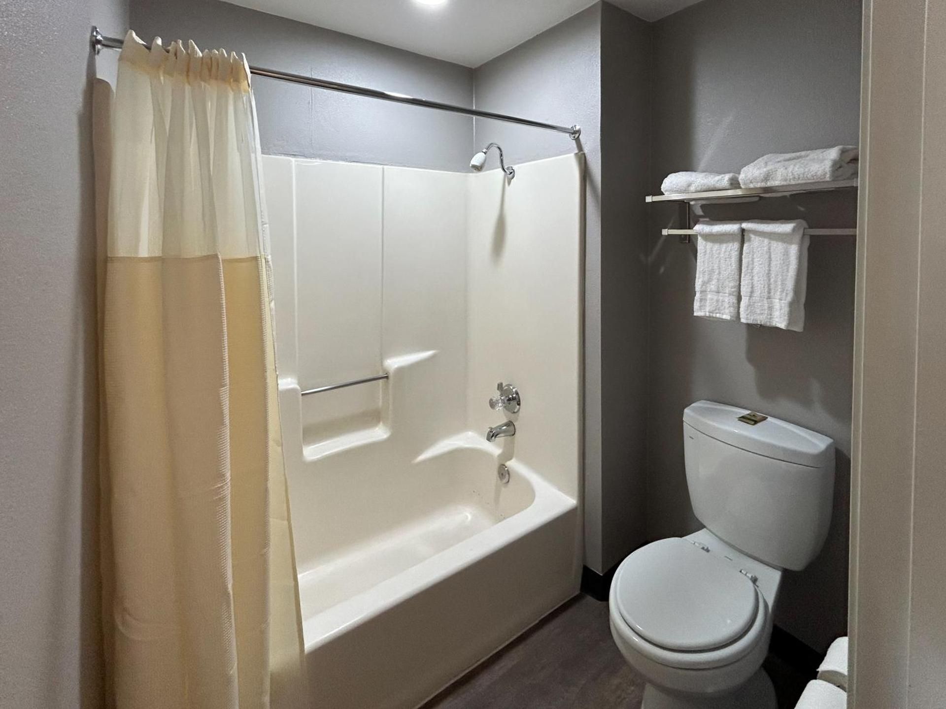Motel 6 Lake Elsinore, CA King Room with Roll-in Shower - Disability Access - Non-Smoking 3