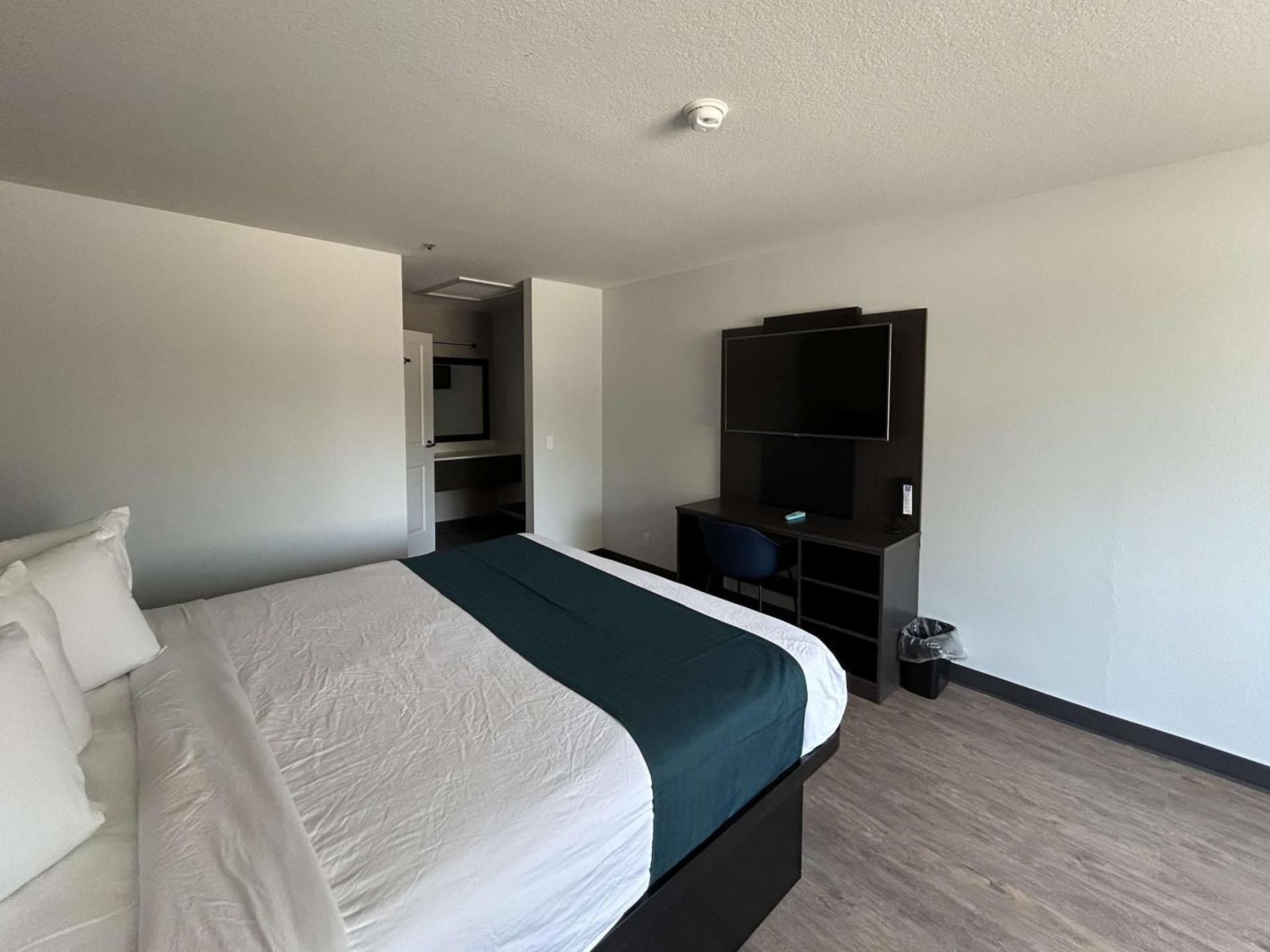 Motel 6 Lake Elsinore, CA 1 King Bed | Non-Smoking 2