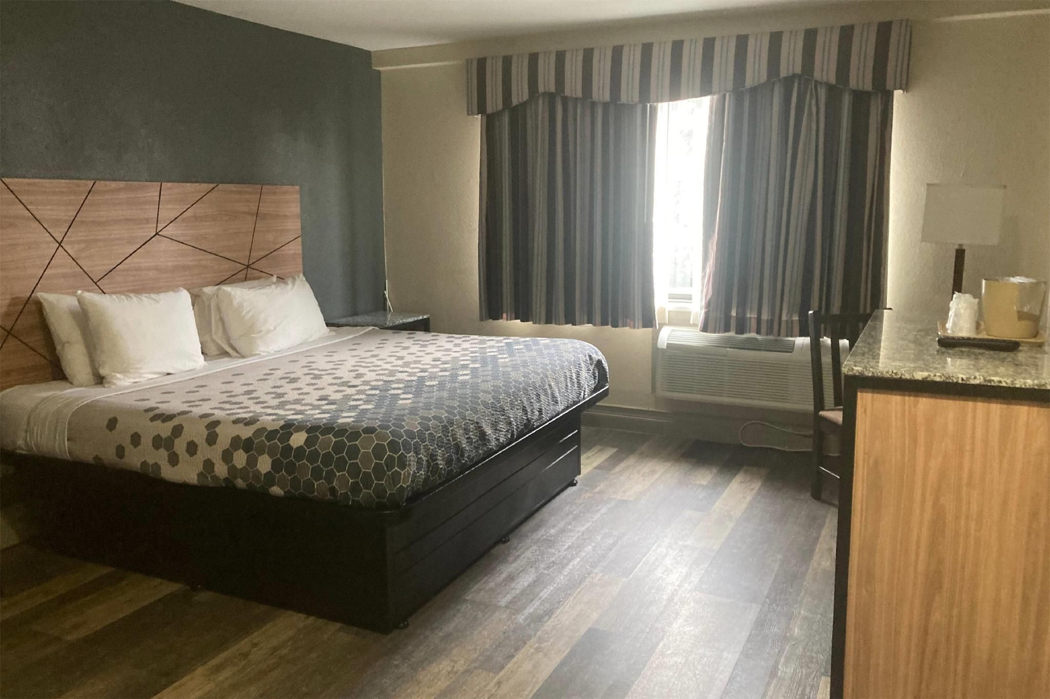 1 King Bed, Non-Smoking